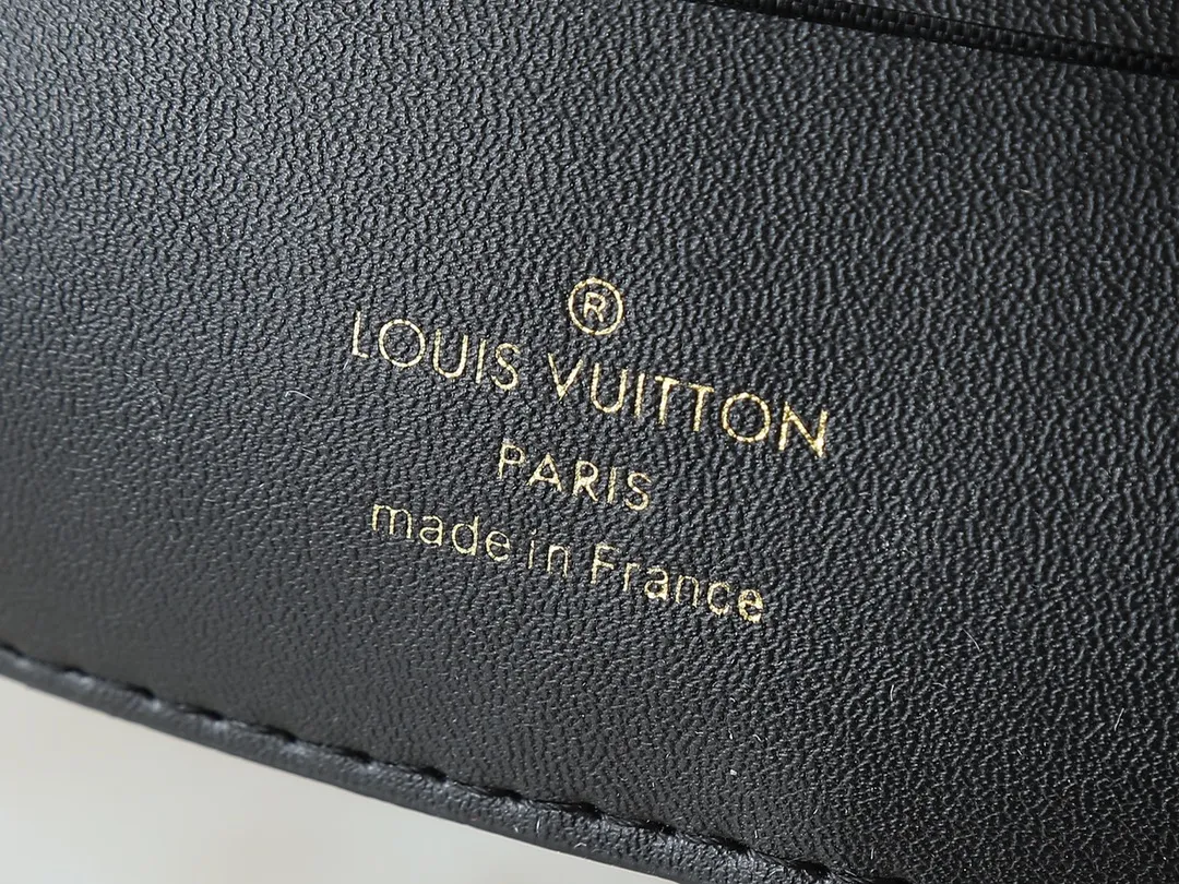 💰180💰Upgraded from the original M26587 M82211 M82210 M14225 M81911 This Wallet on Chain Ivy handbag is embossed with a large Monogram pattern on the surface of Monogram Empreinte grain leather, adding a trendy choice for daily travel and evening occasions. Cleverly using a short chain and a detachable and adjustable leather shoulder strap, it can be worn handheld, on the shoulder, or as a crossbody. Dimensions: 23.5 x 12.0 x 4.3 cm (length x height x width)