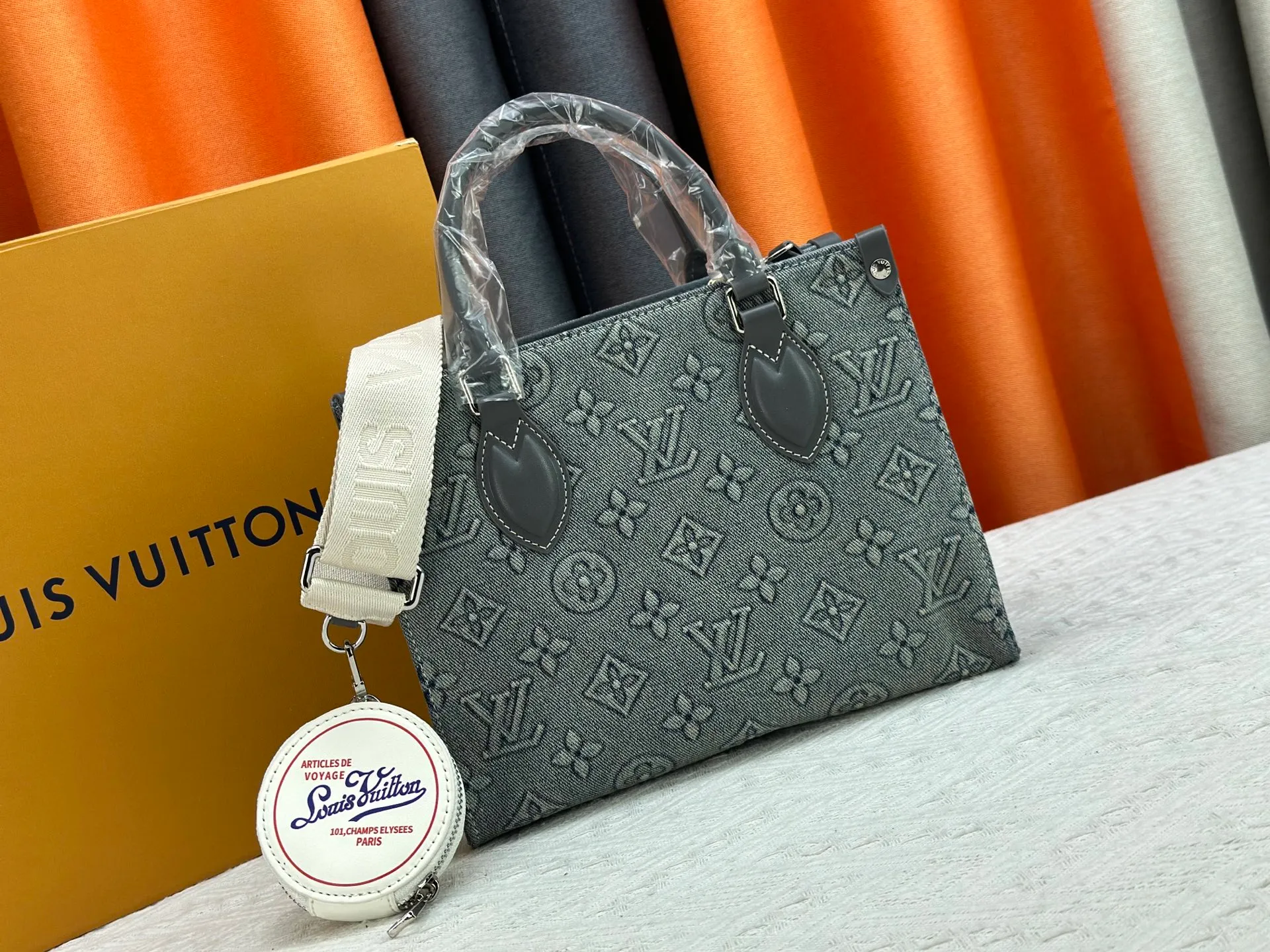 P320 Upgraded original M46373 This denim denim jacquard OnTheGo small handbag is combined with Monogram and Monogram Reverse canvas, and the Monogram Giant pattern is embellished on it. The Toron handle and the jacquard textured shoulder strap decorated with the brand's logo create a visual contrast, and the detachable coin bag is suitable for storing change or small items. It combines fashionable charm with various functions, making it a good daily companion. 25.0 x 19.0 x 11.5 cm (length x height x width)