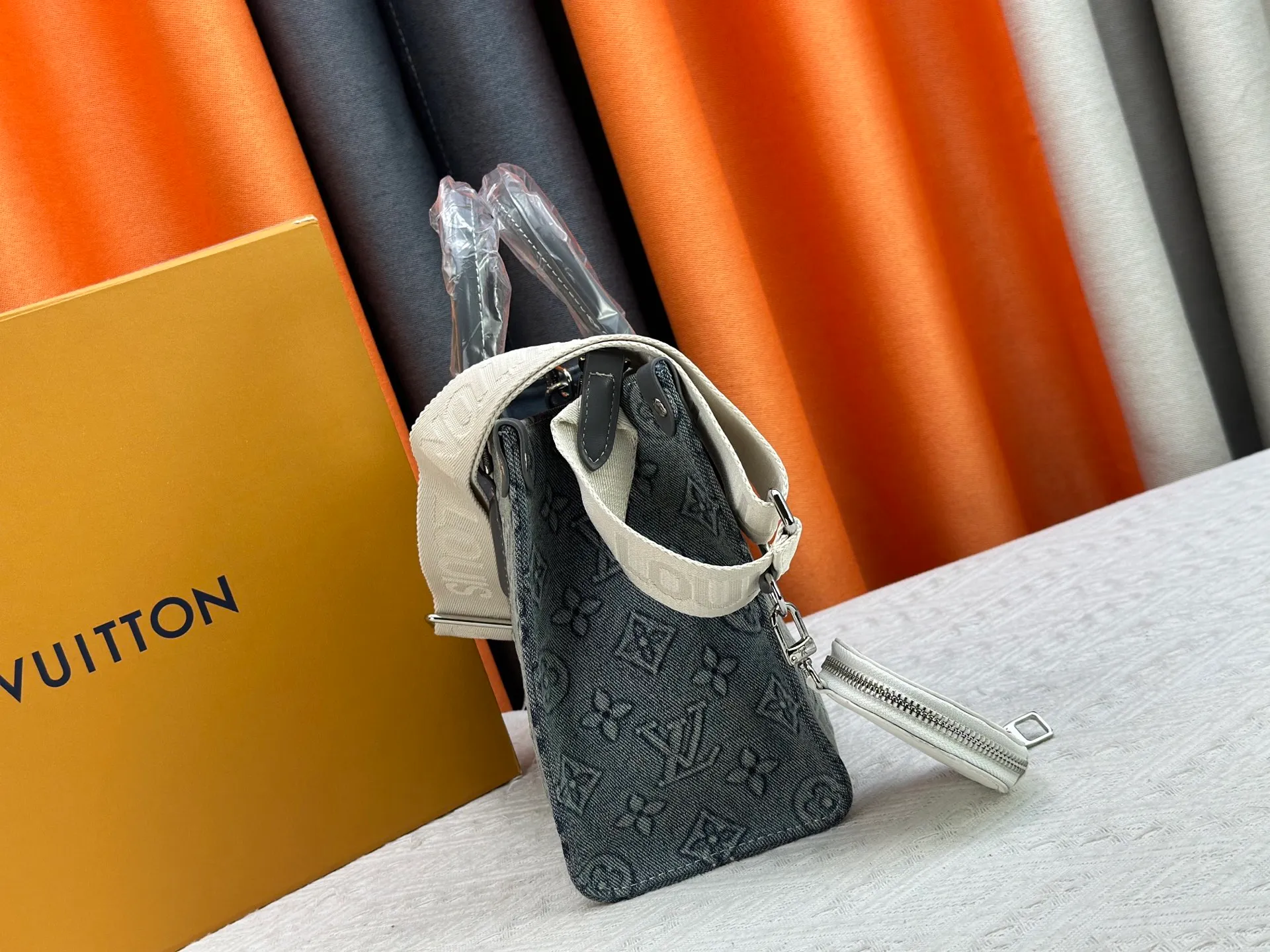 P320 Upgraded original M46373 This denim denim jacquard OnTheGo small handbag is combined with Monogram and Monogram Reverse canvas, and the Monogram Giant pattern is embellished on it. The Toron handle and the jacquard textured shoulder strap decorated with the brand's logo create a visual contrast, and the detachable coin bag is suitable for storing change or small items. It combines fashionable charm with various functions, making it a good daily companion. 25.0 x 19.0 x 11.5 cm (length x height x width)