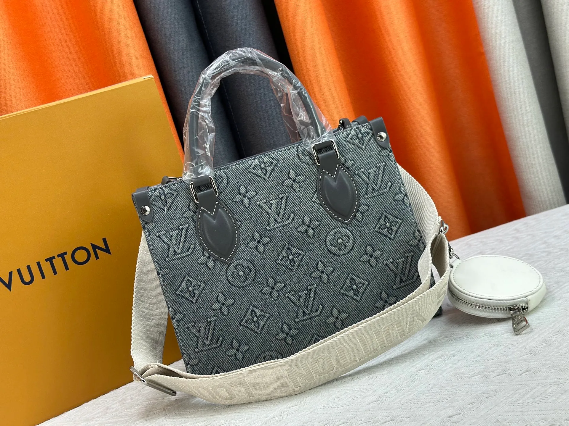 P320 Upgraded original M46373 This denim denim jacquard OnTheGo small handbag is combined with Monogram and Monogram Reverse canvas, and the Monogram Giant pattern is embellished on it. The Toron handle and the jacquard textured shoulder strap decorated with the brand's logo create a visual contrast, and the detachable coin bag is suitable for storing change or small items. It combines fashionable charm with various functions, making it a good daily companion. 25.0 x 19.0 x 11.5 cm (length x height x width)