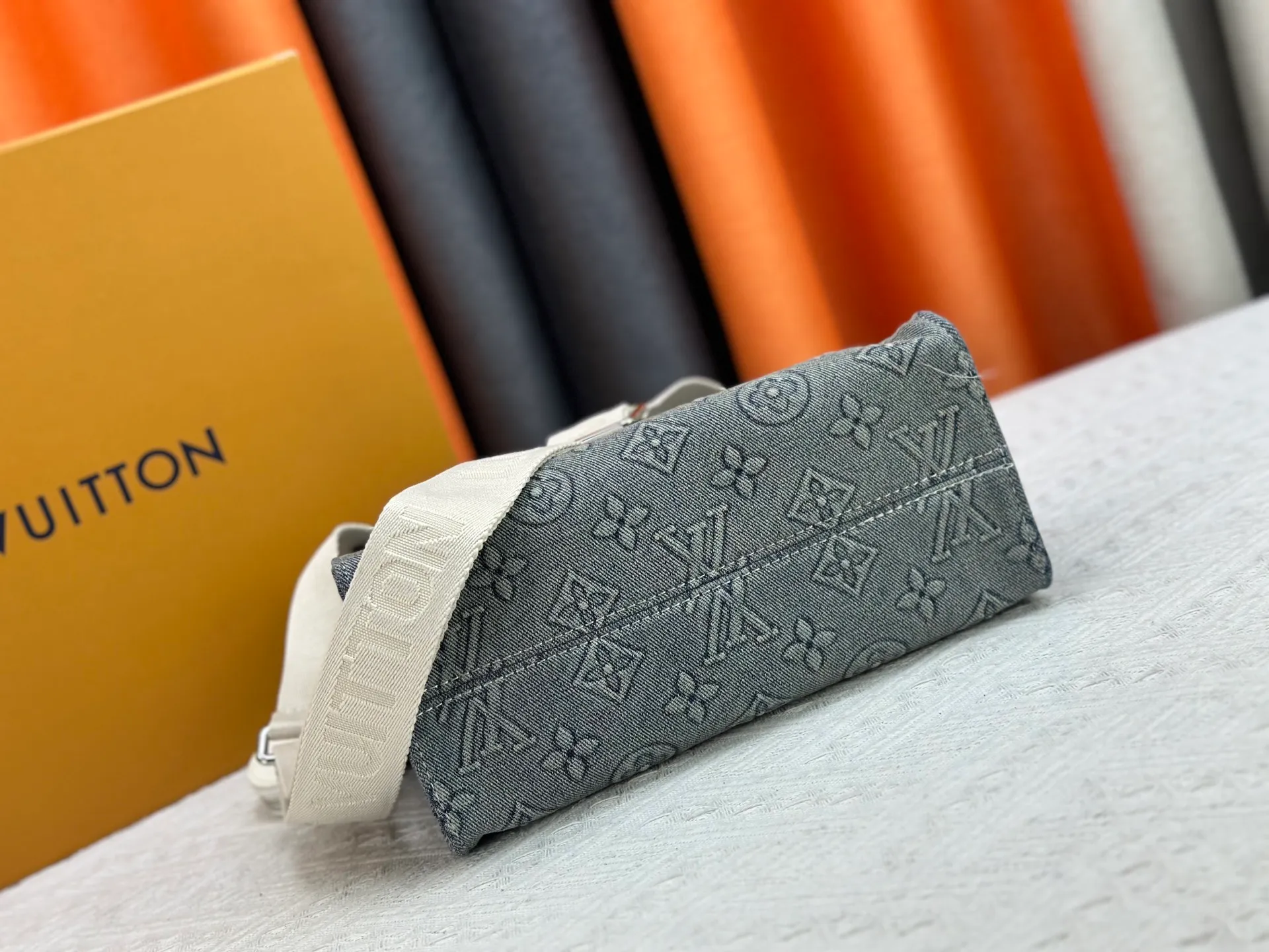 P320 Upgraded original M46373 This denim denim jacquard OnTheGo small handbag is combined with Monogram and Monogram Reverse canvas, and the Monogram Giant pattern is embellished on it. The Toron handle and the jacquard textured shoulder strap decorated with the brand's logo create a visual contrast, and the detachable coin bag is suitable for storing change or small items. It combines fashionable charm with various functions, making it a good daily companion. 25.0 x 19.0 x 11.5 cm (length x height x width)
