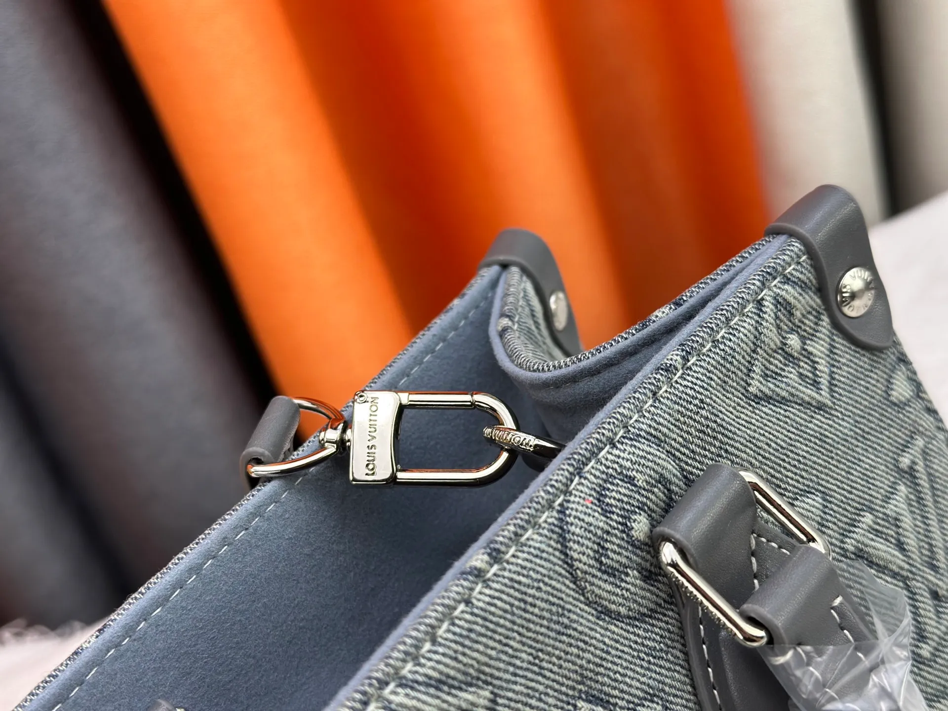 P320 Upgraded original M46373 This denim denim jacquard OnTheGo small handbag is combined with Monogram and Monogram Reverse canvas, and the Monogram Giant pattern is embellished on it. The Toron handle and the jacquard textured shoulder strap decorated with the brand's logo create a visual contrast, and the detachable coin bag is suitable for storing change or small items. It combines fashionable charm with various functions, making it a good daily companion. 25.0 x 19.0 x 11.5 cm (length x height x width)
