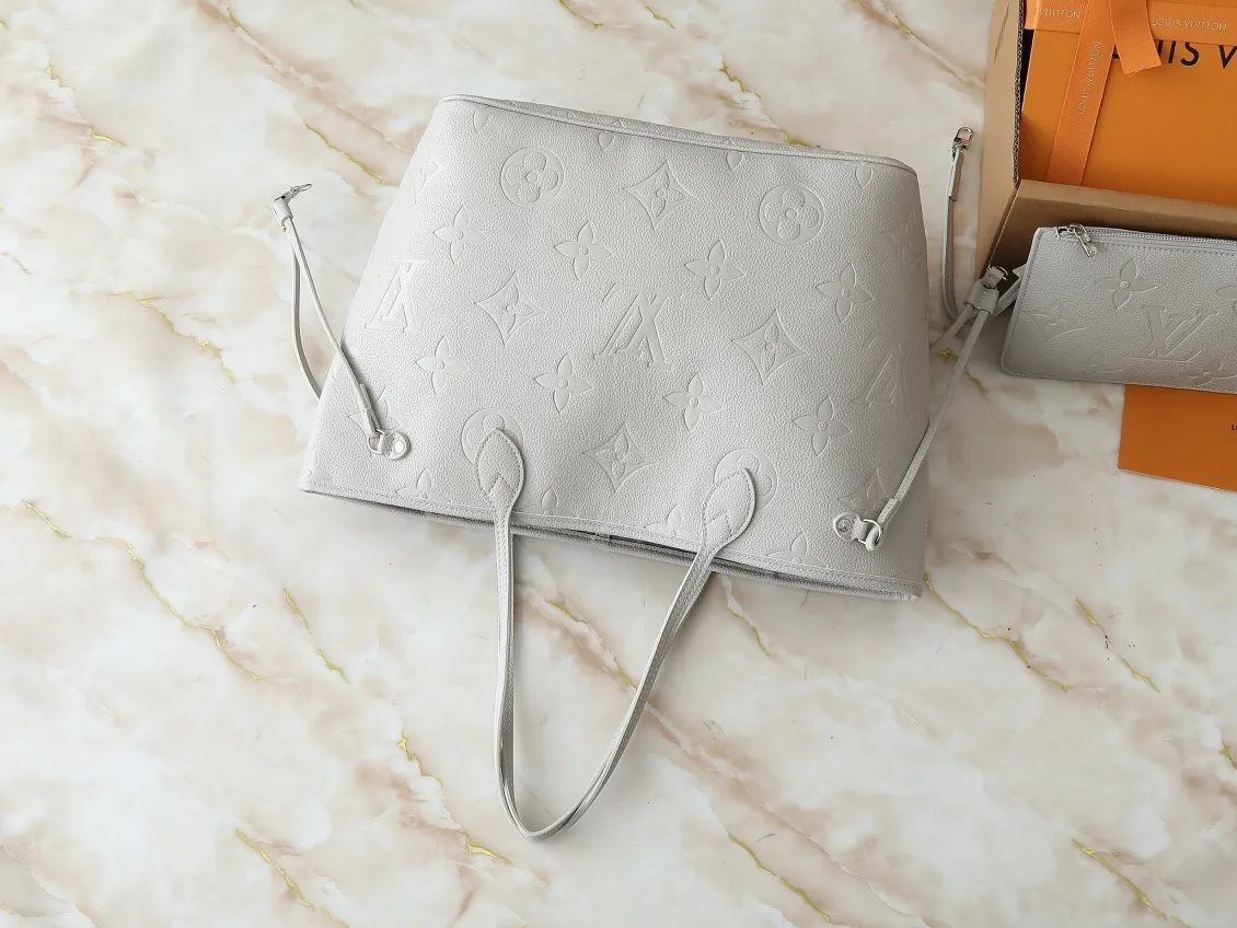 💰200💰Upgraded from the original M13758 M14210 M45686 M46649 M58907 M46329 M21579 M45685 M46676 M40995 This Neverfull medium handbag uses embossing and printing processes to depict the Monogram pattern on the cow leather. Tighten the side straps and the tote instantly transforms into an elegant urban handbag; the long handle makes it easy to carry over the shoulder or elbow. 31.0 x 28.0 x 14.0 cm (length x height x width)