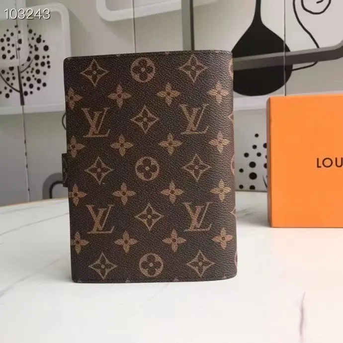 💰 150 hot sale, model number M20004❤️This small notepad cover is made of Monogram canvas. It can hold three credit cards and can also be used as an address book, notebook or calendar. 14 cm