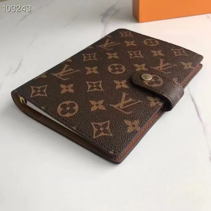 💰 150 hot sale, model number M20004❤️This small notepad cover is made of Monogram canvas. It can hold three credit cards and can also be used as an address book, notebook or calendar. 14 cm