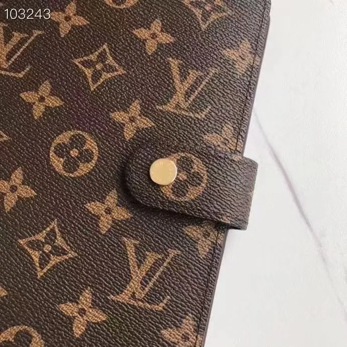 💰 150 hot sale, model number M20004❤️This small notepad cover is made of Monogram canvas. It can hold three credit cards and can also be used as an address book, notebook or calendar. 14 cm