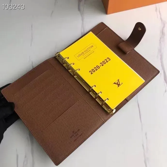 💰 150 hot sale, model number M20004❤️This small notepad cover is made of Monogram canvas. It can hold three credit cards and can also be used as an address book, notebook or calendar. 14 cm