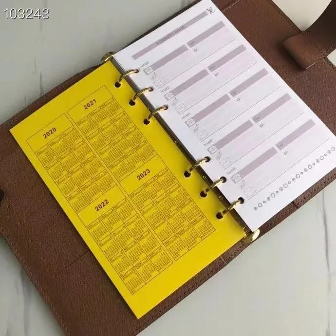 💰 150 hot sale, model number M20004❤️This small notepad cover is made of Monogram canvas. It can hold three credit cards and can also be used as an address book, notebook or calendar. 14 cm