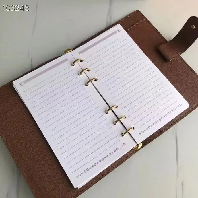 💰 150 hot sale, model number M20004❤️This small notepad cover is made of Monogram canvas. It can hold three credit cards and can also be used as an address book, notebook or calendar. 14 cm