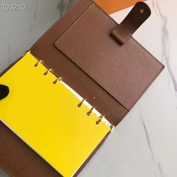💰 150 hot sale, model number M20004❤️This small notepad cover is made of Monogram canvas. It can hold three credit cards and can also be used as an address book, notebook or calendar. 14 cm