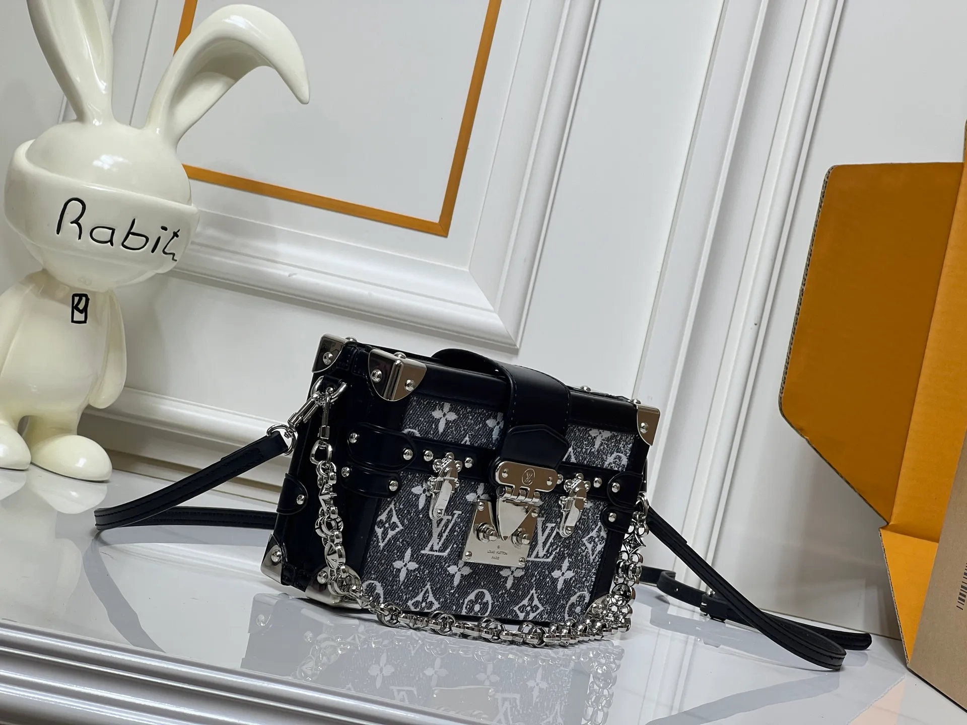 Batch 320💰Exclusive background Upgraded original M86286 M21462 This Petite Malle handbag from the 2023 early spring series was jointly created by women's artistic director Nicolas Ghesquière and Grace Coddington. The Catogram decorative design is particularly charming. Made of classic Monogram canvas fabric, equipped with detachable shoulder straps and classic S-shaped buckles, it is elegant and practical.      20.0 x 12.5 x 5.0 cm (length x height x width)