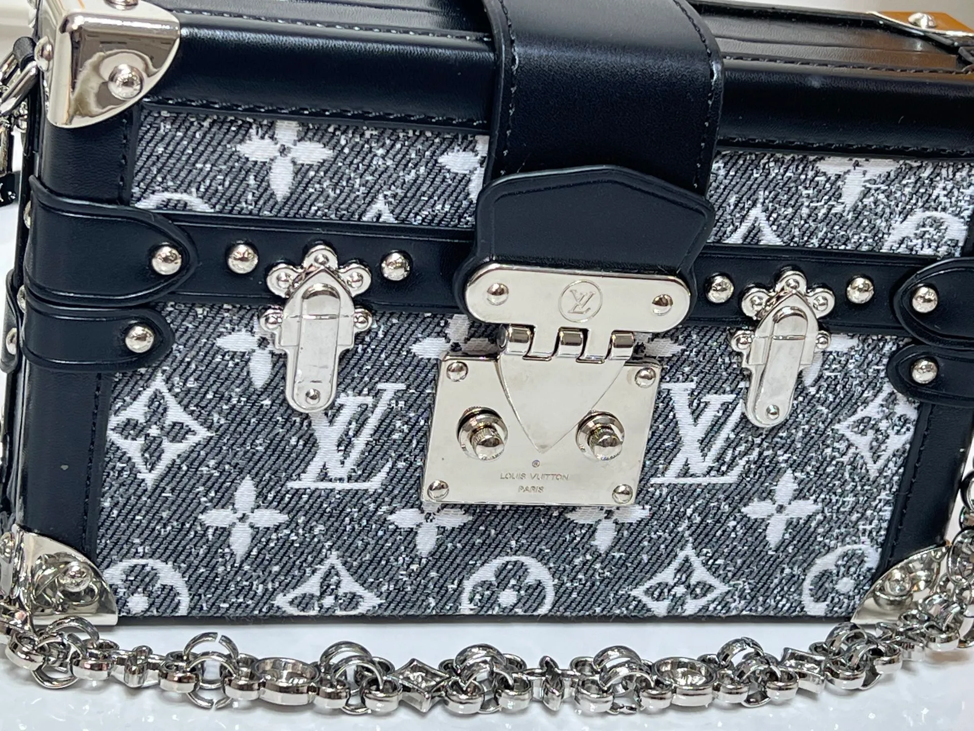 Batch 320💰Exclusive background Upgraded original M86286 M21462 This Petite Malle handbag from the 2023 early spring series was jointly created by women's artistic director Nicolas Ghesquière and Grace Coddington. The Catogram decorative design is particularly charming. Made of classic Monogram canvas fabric, equipped with detachable shoulder straps and classic S-shaped buckles, it is elegant and practical.      20.0 x 12.5 x 5.0 cm (length x height x width)