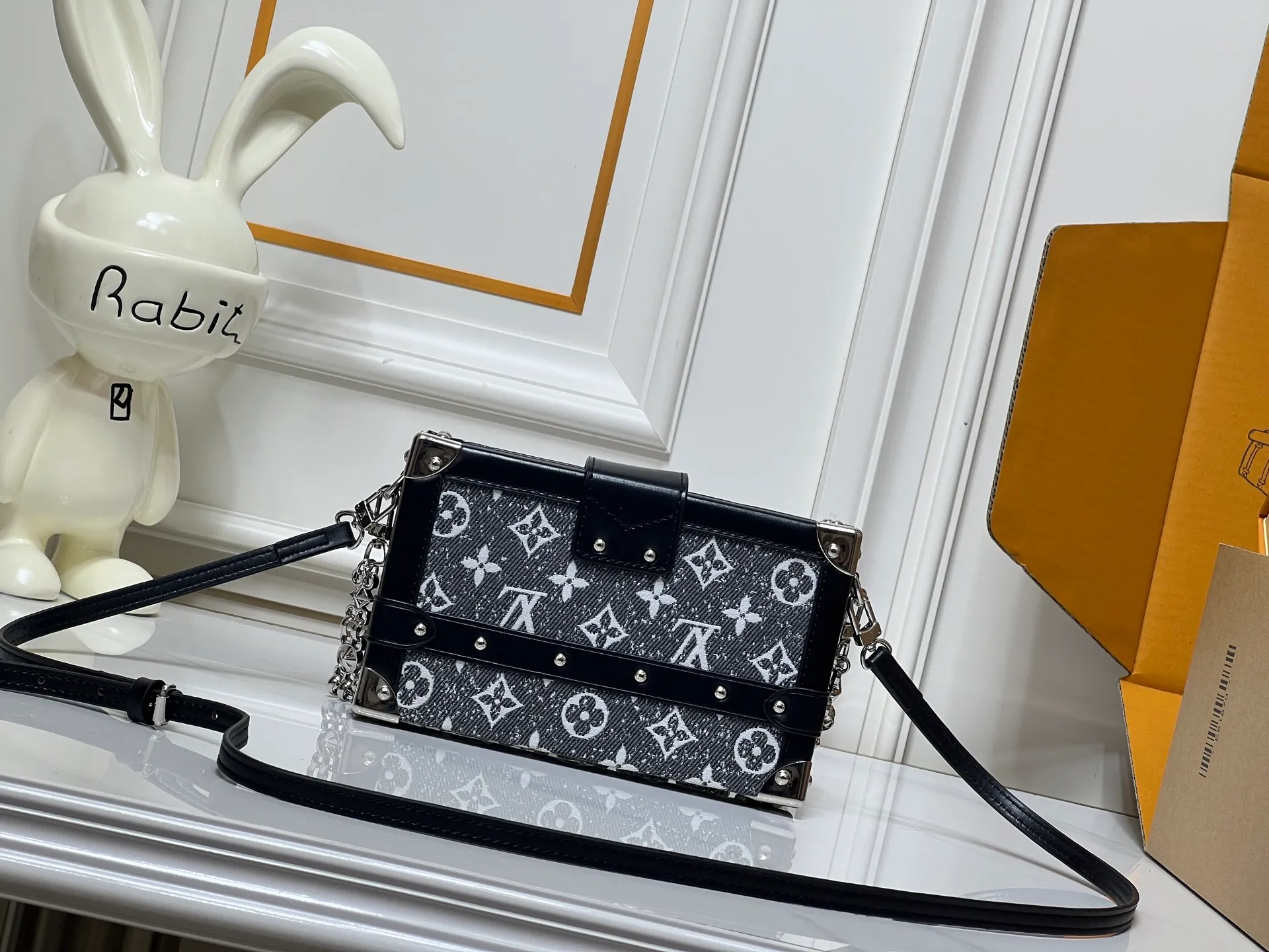 Batch 320💰Exclusive background Upgraded original M86286 M21462 This Petite Malle handbag from the 2023 early spring series was jointly created by women's artistic director Nicolas Ghesquière and Grace Coddington. The Catogram decorative design is particularly charming. Made of classic Monogram canvas fabric, equipped with detachable shoulder straps and classic S-shaped buckles, it is elegant and practical.      20.0 x 12.5 x 5.0 cm (length x height x width)