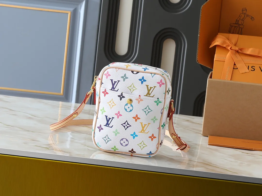 💰240💰Upgraded from the original M40056 M40055. The second-hand small bag is full of casualness and coolness. Murakami Takashi's limited edition black three-color camera bag. The girly white three-color pattern camera bag will be more eye-catching and refreshing. Whether it is spring, summer or autumn and winter, it can make you a beautiful scenery on the street. The fresh colors reveal a full girlish atmosphere and give people a visual impact. Echoes up and down. The size contrasts. More eye-catching! Size:16x13.5x4.5cm