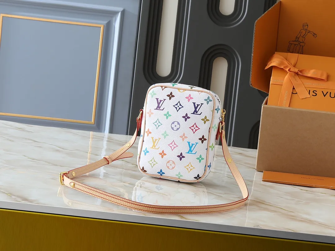 💰240💰Upgraded from the original M40056 M40055. The second-hand small bag is full of casualness and coolness. Murakami Takashi's limited edition black three-color camera bag. The girly white three-color pattern camera bag will be more eye-catching and refreshing. Whether it is spring, summer or autumn and winter, it can make you a beautiful scenery on the street. The fresh colors reveal a full girlish atmosphere and give people a visual impact. Echoes up and down. The size contrasts. More eye-catching! Size:16x13.5x4.5cm
