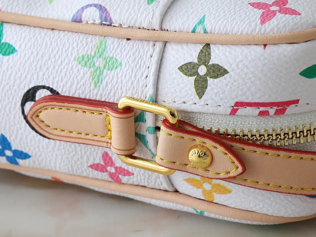 💰240💰Upgraded from the original M40056 M40055. The second-hand small bag is full of casualness and coolness. Murakami Takashi's limited edition black three-color camera bag. The girly white three-color pattern camera bag will be more eye-catching and refreshing. Whether it is spring, summer or autumn and winter, it can make you a beautiful scenery on the street. The fresh colors reveal a full girlish atmosphere and give people a visual impact. Echoes up and down. The size contrasts. More eye-catching! Size:16x13.5x4.5cm