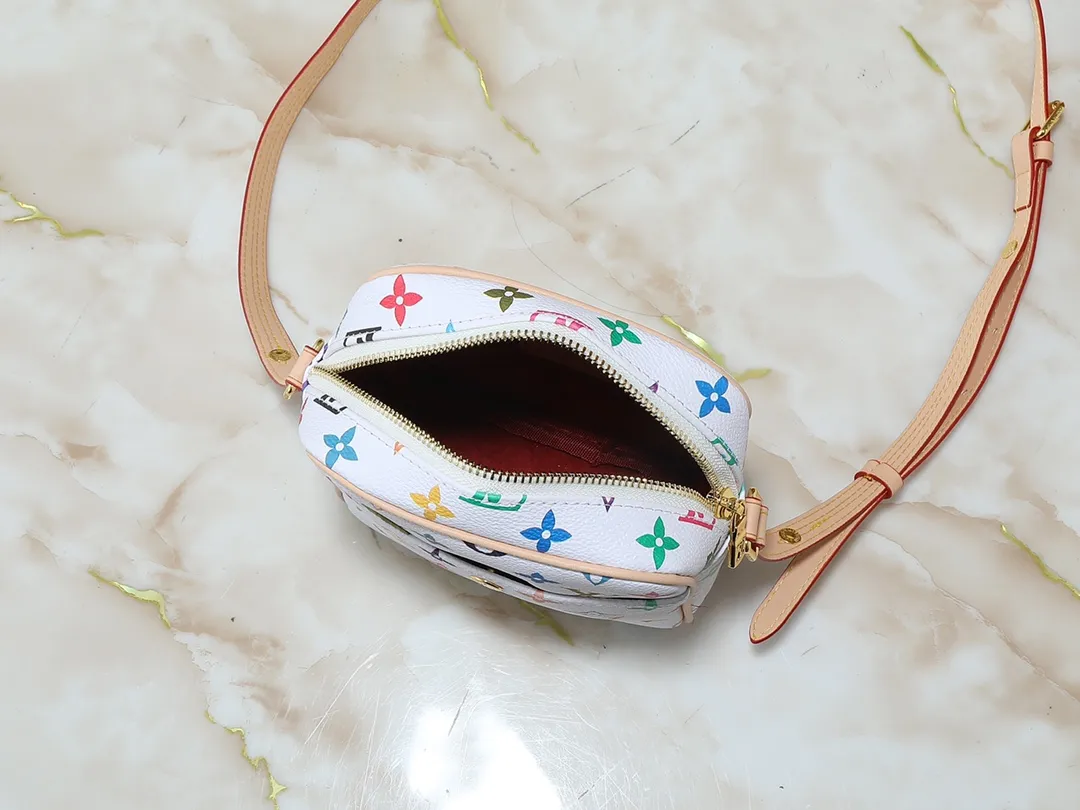 💰240💰Upgraded from the original M40056 M40055. The second-hand small bag is full of casualness and coolness. Murakami Takashi's limited edition black three-color camera bag. The girly white three-color pattern camera bag will be more eye-catching and refreshing. Whether it is spring, summer or autumn and winter, it can make you a beautiful scenery on the street. The fresh colors reveal a full girlish atmosphere and give people a visual impact. Echoes up and down. The size contrasts. More eye-catching! Size:16x13.5x4.5cm