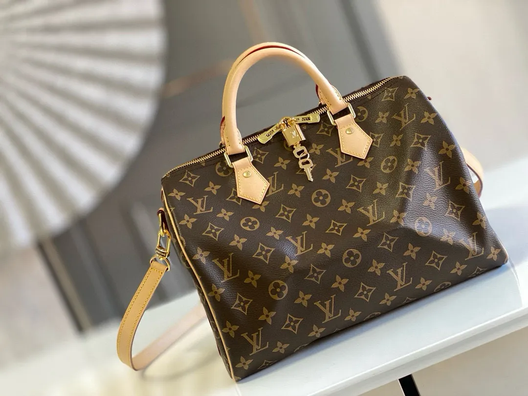 💰800 Top original M41112 SPEEDY 30 handbag (with shoulder strap) Every feature of this Speedy handbag is classic: leather handle, Monogram canvas. No wonder it has become a particularly popular bag in the world. Originally designed for travelers in 1930 (its name pays homage to the high-speed traffic of the time) with a cross-body strap, the Speedy 30 has become the ideal urban bag today - soft, lightweight and classic. Features 30 x 21 x 17 cm (Length Shoulder strap: removable, adjustable Half-length strap: 48.0 cm Half-length strap adjustable to: 55.0 cm Handle: double handle
