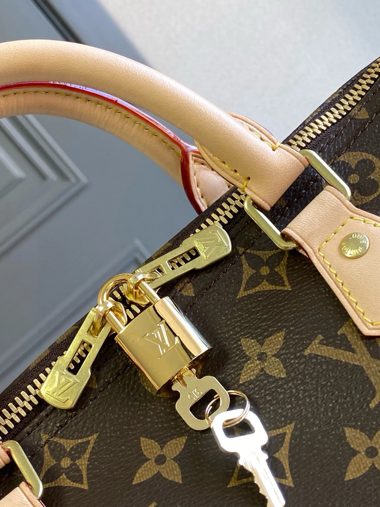 💰800 Top original M41112 SPEEDY 30 handbag (with shoulder strap) Every feature of this Speedy handbag is classic: leather handle, Monogram canvas. No wonder it has become a particularly popular bag in the world. Originally designed for travelers in 1930 (its name pays homage to the high-speed traffic of the time) with a cross-body strap, the Speedy 30 has become the ideal urban bag today - soft, lightweight and classic. Features 30 x 21 x 17 cm (Length Shoulder strap: removable, adjustable Half-length strap: 48.0 cm Half-length strap adjustable to: 55.0 cm Handle: double handle
