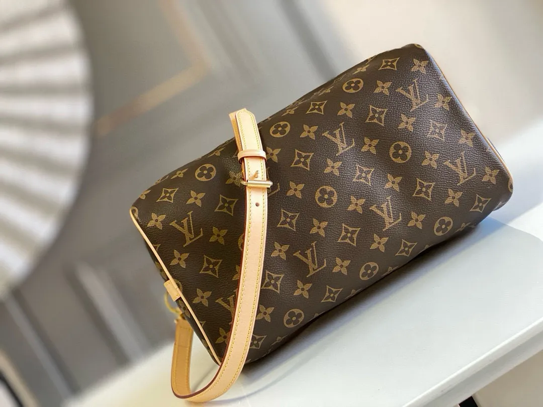 💰800 Top original M41112 SPEEDY 30 handbag (with shoulder strap) Every feature of this Speedy handbag is classic: leather handle, Monogram canvas. No wonder it has become a particularly popular bag in the world. Originally designed for travelers in 1930 (its name pays homage to the high-speed traffic of the time) with a cross-body strap, the Speedy 30 has become the ideal urban bag today - soft, lightweight and classic. Features 30 x 21 x 17 cm (Length Shoulder strap: removable, adjustable Half-length strap: 48.0 cm Half-length strap adjustable to: 55.0 cm Handle: double handle