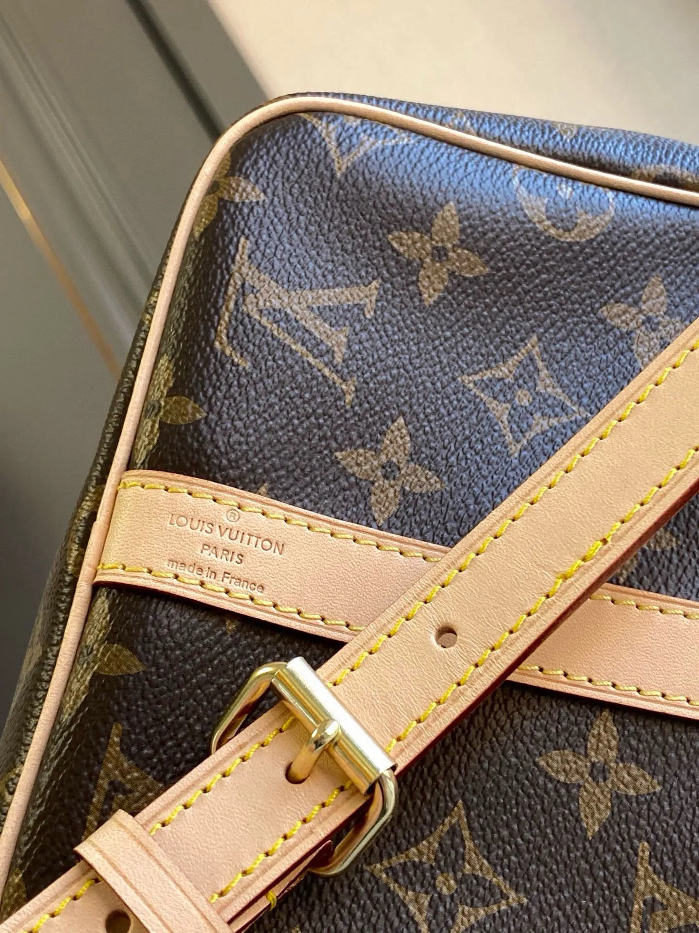 💰800 Top original M41112 SPEEDY 30 handbag (with shoulder strap) Every feature of this Speedy handbag is classic: leather handle, Monogram canvas. No wonder it has become a particularly popular bag in the world. Originally designed for travelers in 1930 (its name pays homage to the high-speed traffic of the time) with a cross-body strap, the Speedy 30 has become the ideal urban bag today - soft, lightweight and classic. Features 30 x 21 x 17 cm (Length Shoulder strap: removable, adjustable Half-length strap: 48.0 cm Half-length strap adjustable to: 55.0 cm Handle: double handle
