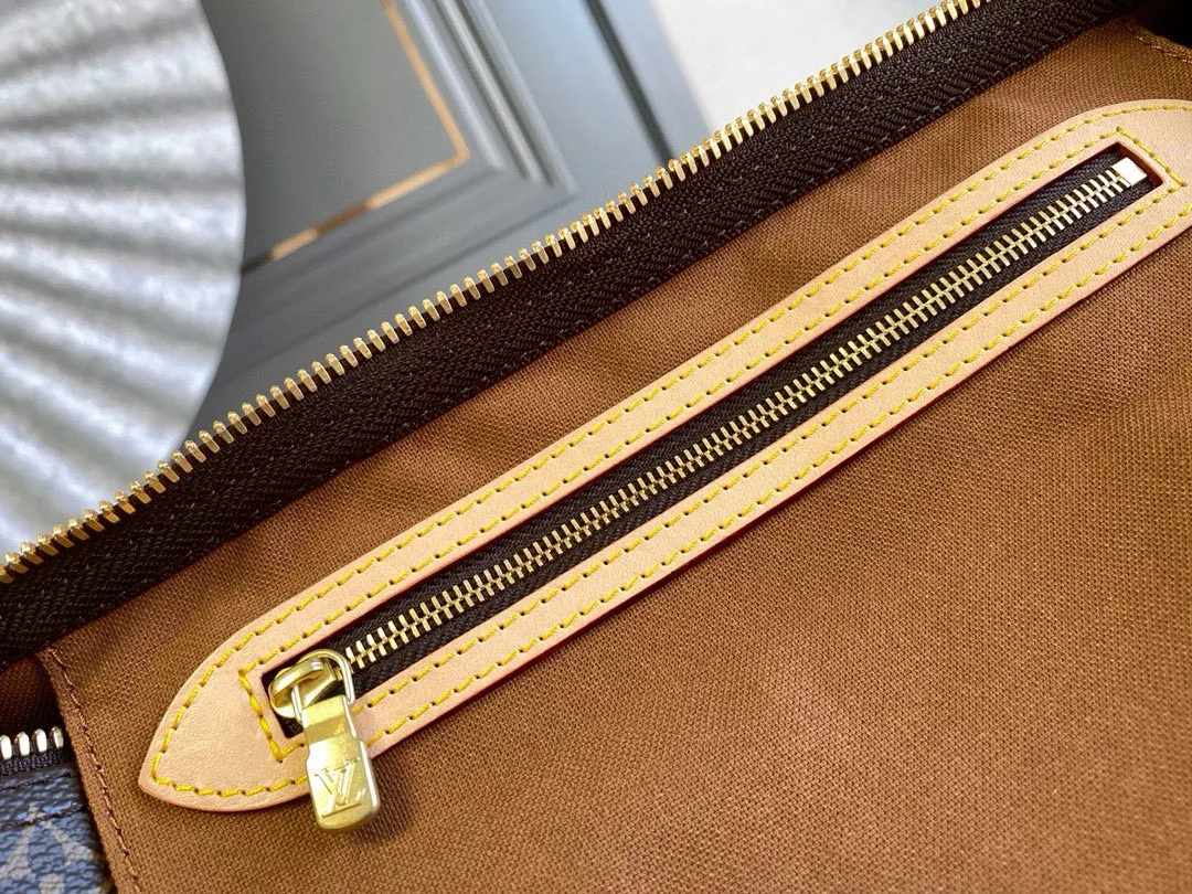 💰800 Top original M41112 SPEEDY 30 handbag (with shoulder strap) Every feature of this Speedy handbag is classic: leather handle, Monogram canvas. No wonder it has become a particularly popular bag in the world. Originally designed for travelers in 1930 (its name pays homage to the high-speed traffic of the time) with a cross-body strap, the Speedy 30 has become the ideal urban bag today - soft, lightweight and classic. Features 30 x 21 x 17 cm (Length Shoulder strap: removable, adjustable Half-length strap: 48.0 cm Half-length strap adjustable to: 55.0 cm Handle: double handle