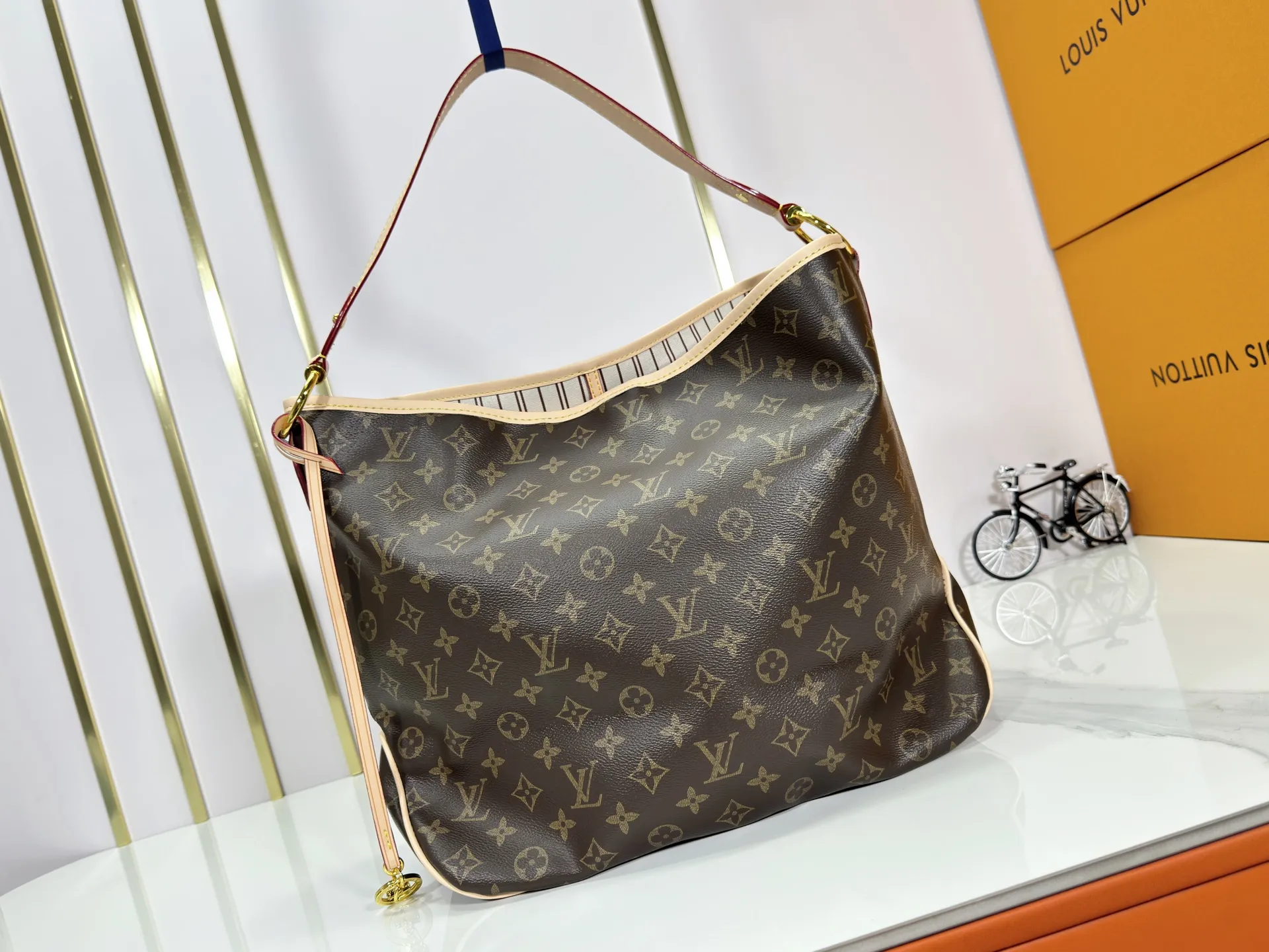 P240 upgraded original M50156 Delightful second-hand version shopping bag! When you spend your workday in the city and your weekend at the beach, you don’t need to change your bag, because this fashionable, summery damier azur canvas calvi bag can be used for both work and beach vacations. This roomy tote features a large opening for easy access, convenient compartments and pockets to keep everything organized, and a vibrant garnet fabric lining adds a splash of color for a sunny summer mood. size: 41.0×33.0×15.0 cm.