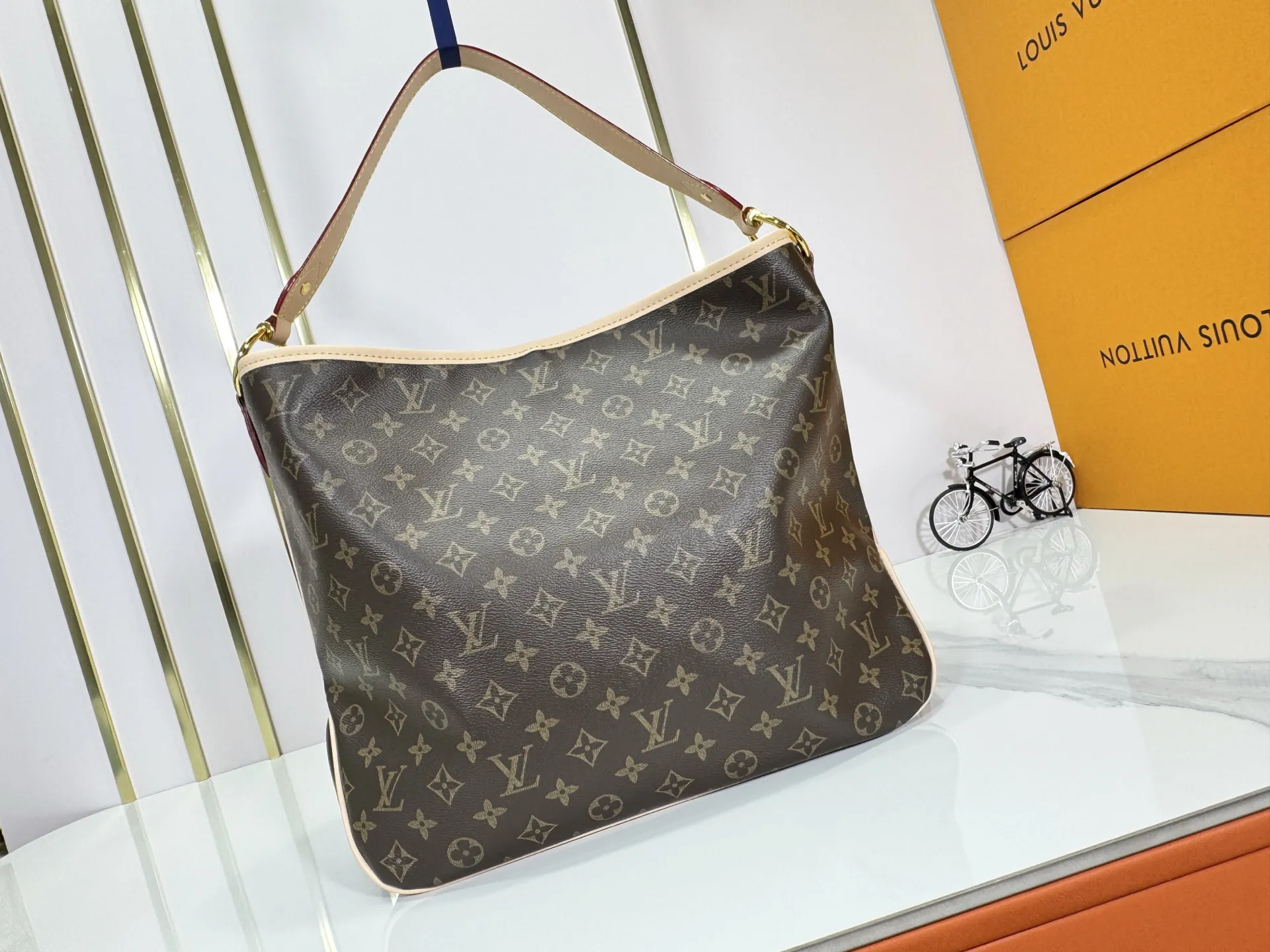 P240 upgraded original M50156 Delightful second-hand version shopping bag! When you spend your workday in the city and your weekend at the beach, you don’t need to change your bag, because this fashionable, summery damier azur canvas calvi bag can be used for both work and beach vacations. This roomy tote features a large opening for easy access, convenient compartments and pockets to keep everything organized, and a vibrant garnet fabric lining adds a splash of color for a sunny summer mood. size: 41.0×33.0×15.0 cm.