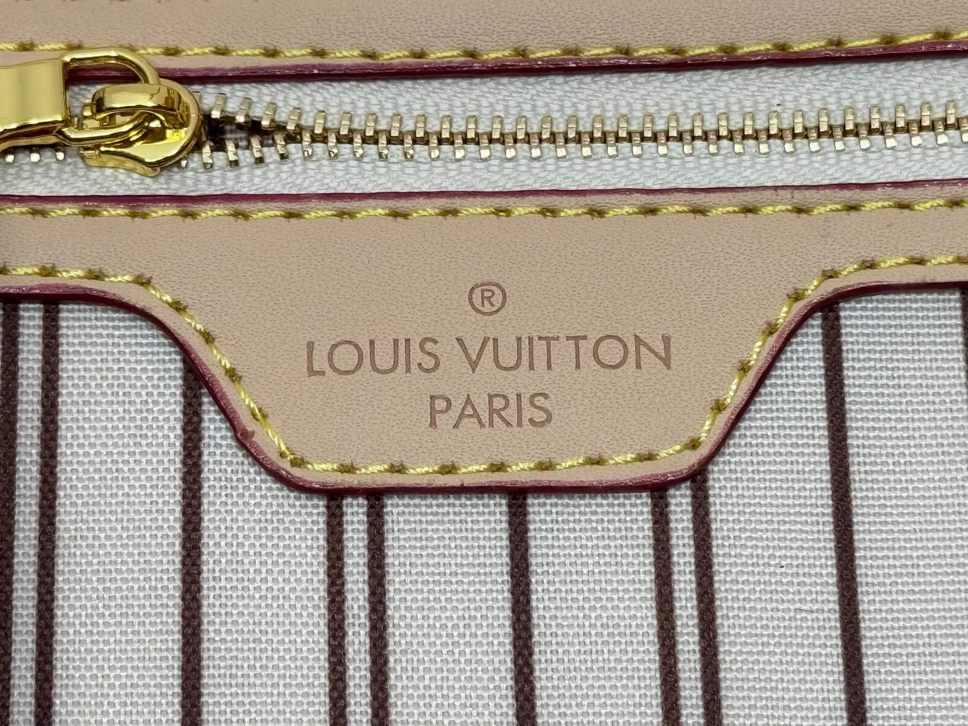 P240 upgraded original M50156 Delightful second-hand version shopping bag! When you spend your workday in the city and your weekend at the beach, you don’t need to change your bag, because this fashionable, summery damier azur canvas calvi bag can be used for both work and beach vacations. This roomy tote features a large opening for easy access, convenient compartments and pockets to keep everything organized, and a vibrant garnet fabric lining adds a splash of color for a sunny summer mood. size: 41.0×33.0×15.0 cm.