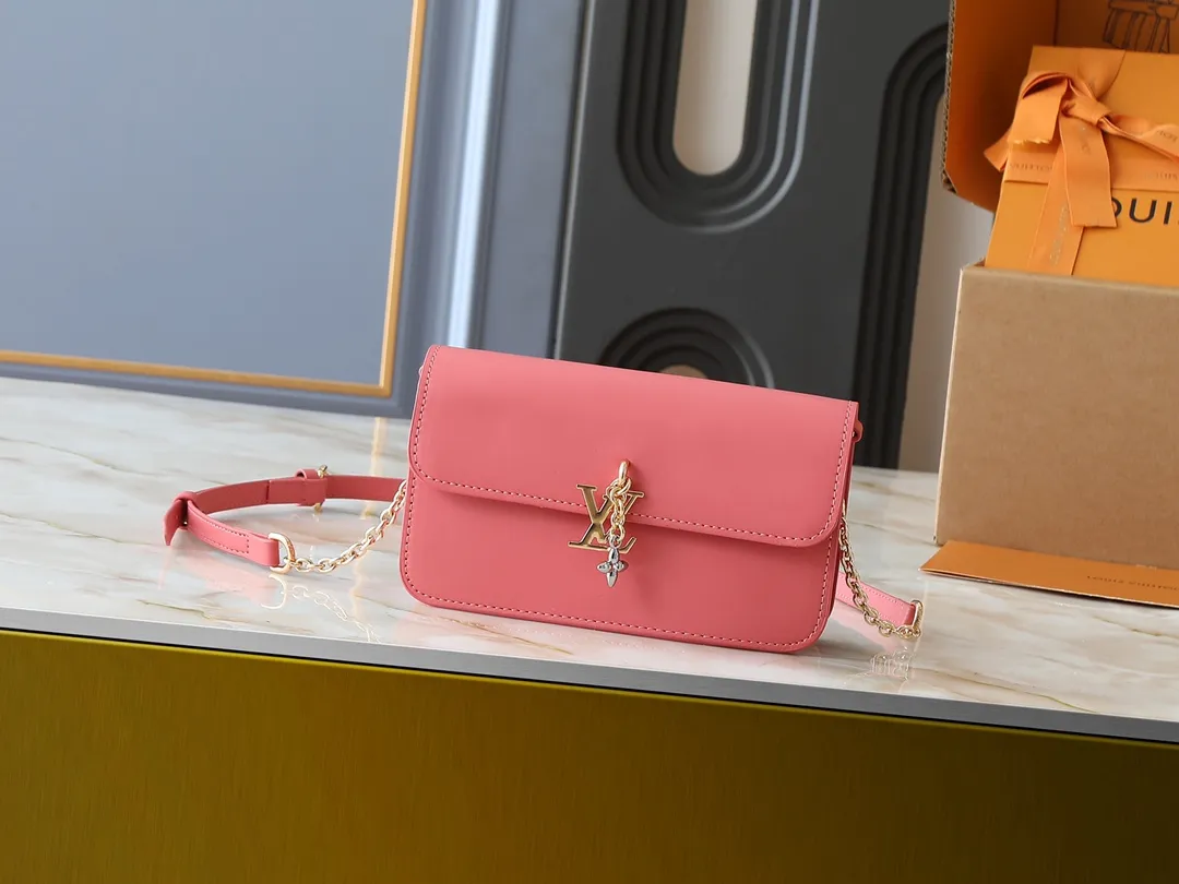 💰240💰Upgraded from the original M14564 M14547 M14581 M14548 This Wallet On Chain handbag is from the Louis Vuitton LV Bloom series. It is cut from cow leather in a fashionable and practical configuration. It's decorated with embellishments inspired by the brand's iconic Monogram pattern. There's plenty of space to store a smartphone, and contrasting metal hardware adds an elegant touch. Dimensions: 20.0 x 11.5 x 4.0 cm (length x height x width)