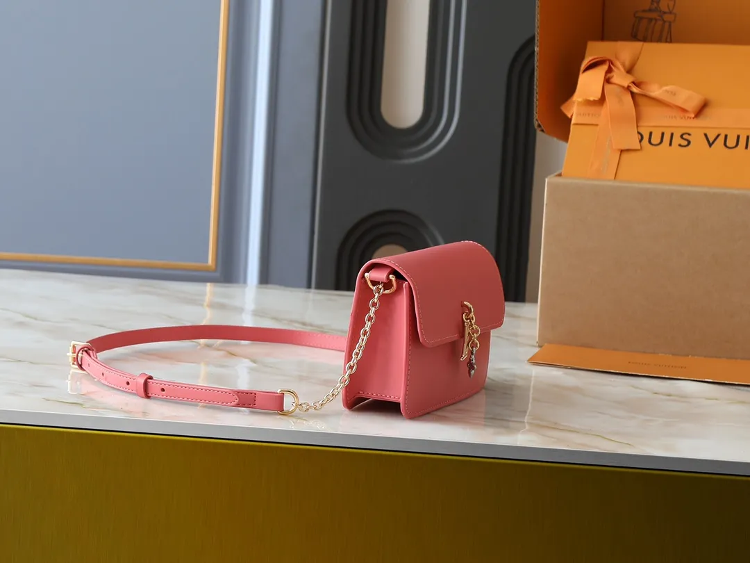 💰240💰Upgraded from the original M14564 M14547 M14581 M14548 This Wallet On Chain handbag is from the Louis Vuitton LV Bloom series. It is cut from cow leather in a fashionable and practical configuration. It's decorated with embellishments inspired by the brand's iconic Monogram pattern. There's plenty of space to store a smartphone, and contrasting metal hardware adds an elegant touch. Dimensions: 20.0 x 11.5 x 4.0 cm (length x height x width)