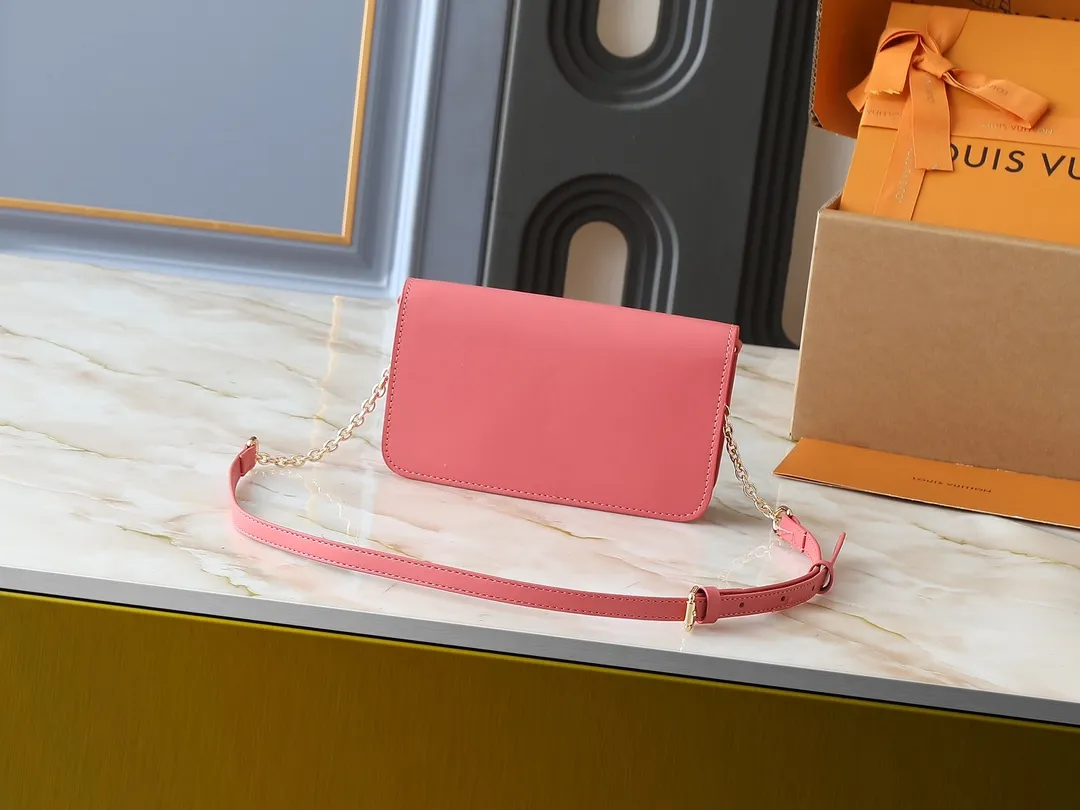 💰240💰Upgraded from the original M14564 M14547 M14581 M14548 This Wallet On Chain handbag is from the Louis Vuitton LV Bloom series. It is cut from cow leather in a fashionable and practical configuration. It's decorated with embellishments inspired by the brand's iconic Monogram pattern. There's plenty of space to store a smartphone, and contrasting metal hardware adds an elegant touch. Dimensions: 20.0 x 11.5 x 4.0 cm (length x height x width)