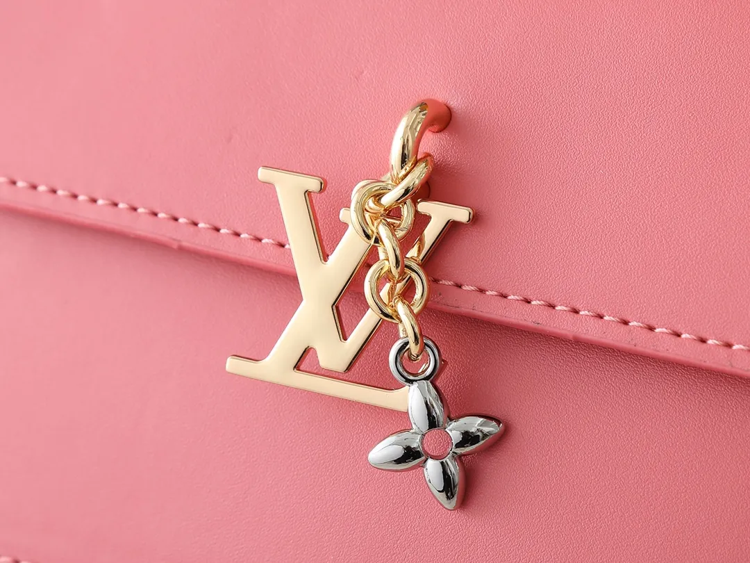 💰240💰Upgraded from the original M14564 M14547 M14581 M14548 This Wallet On Chain handbag is from the Louis Vuitton LV Bloom series. It is cut from cow leather in a fashionable and practical configuration. It's decorated with embellishments inspired by the brand's iconic Monogram pattern. There's plenty of space to store a smartphone, and contrasting metal hardware adds an elegant touch. Dimensions: 20.0 x 11.5 x 4.0 cm (length x height x width)