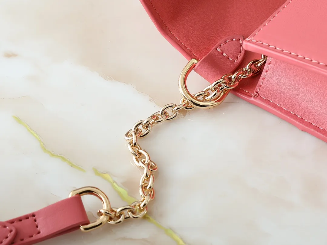 💰240💰Upgraded from the original M14564 M14547 M14581 M14548 This Wallet On Chain handbag is from the Louis Vuitton LV Bloom series. It is cut from cow leather in a fashionable and practical configuration. It's decorated with embellishments inspired by the brand's iconic Monogram pattern. There's plenty of space to store a smartphone, and contrasting metal hardware adds an elegant touch. Dimensions: 20.0 x 11.5 x 4.0 cm (length x height x width)