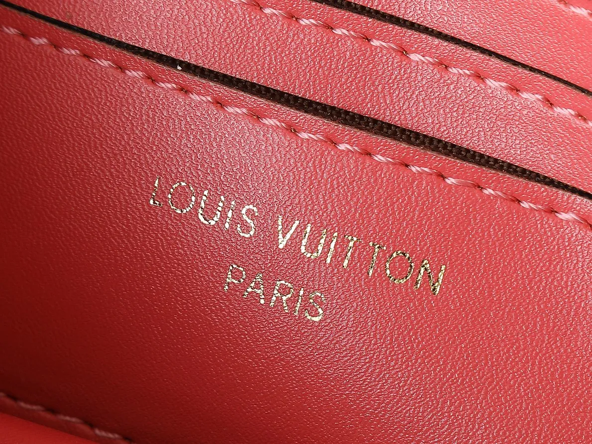 💰240💰Upgraded from the original M14564 M14547 M14581 M14548 This Wallet On Chain handbag is from the Louis Vuitton LV Bloom series. It is cut from cow leather in a fashionable and practical configuration. It's decorated with embellishments inspired by the brand's iconic Monogram pattern. There's plenty of space to store a smartphone, and contrasting metal hardware adds an elegant touch. Dimensions: 20.0 x 11.5 x 4.0 cm (length x height x width)