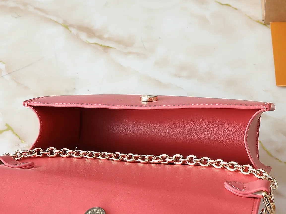 💰240💰Upgraded from the original M14564 M14547 M14581 M14548 This Wallet On Chain handbag is from the Louis Vuitton LV Bloom series. It is cut from cow leather in a fashionable and practical configuration. It's decorated with embellishments inspired by the brand's iconic Monogram pattern. There's plenty of space to store a smartphone, and contrasting metal hardware adds an elegant touch. Dimensions: 20.0 x 11.5 x 4.0 cm (length x height x width)