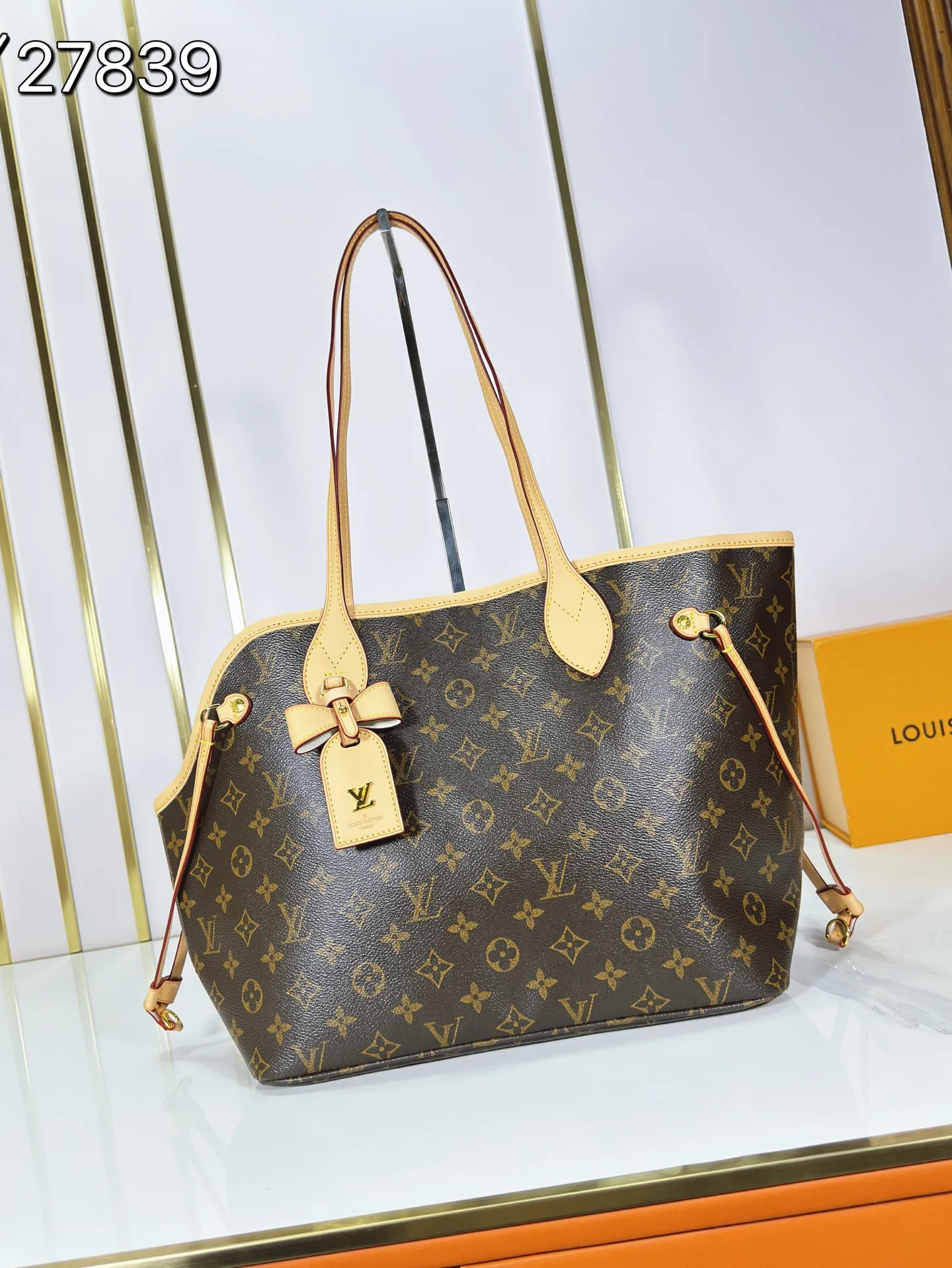 P240 M27787 M27839 New version Upgraded original version This Neverfull medium handbag is drawn from the Louis Vuitton x Takashi Murakami reissue series. It uses colorful Monogram coated canvas to create a delicate configuration, and cleverly reinterprets the brand's classic elements with the smart style of Japanese artist Takashi Murakami. The tote bag has straps on both sides that can be tightened or stretched to create a unique look. The slim handle makes it easy to carry over the shoulder or elbow, and the removable zipper bag can be used as a clutch or pocket.  28 x 14 x 31 cm (height x width x length)