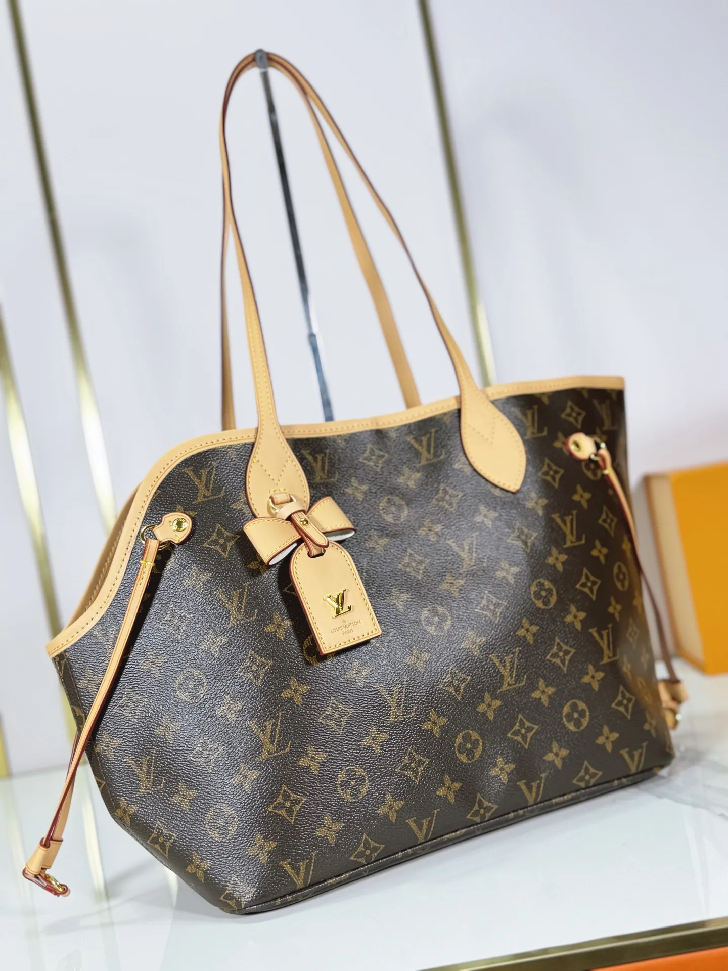 P240 M27787 M27839 New version Upgraded original version This Neverfull medium handbag is drawn from the Louis Vuitton x Takashi Murakami reissue series. It uses colorful Monogram coated canvas to create a delicate configuration, and cleverly reinterprets the brand's classic elements with the smart style of Japanese artist Takashi Murakami. The tote bag has straps on both sides that can be tightened or stretched to create a unique look. The slim handle makes it easy to carry over the shoulder or elbow, and the removable zipper bag can be used as a clutch or pocket.  28 x 14 x 31 cm (height x width x length)