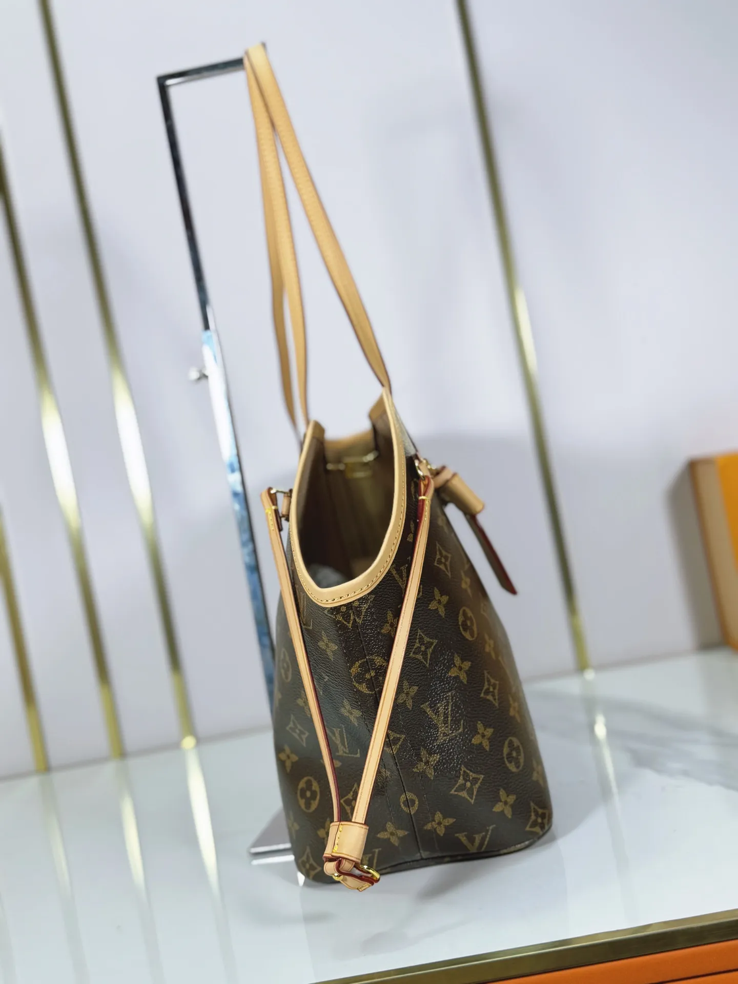 P240 M27787 M27839 New version Upgraded original version This Neverfull medium handbag is drawn from the Louis Vuitton x Takashi Murakami reissue series. It uses colorful Monogram coated canvas to create a delicate configuration, and cleverly reinterprets the brand's classic elements with the smart style of Japanese artist Takashi Murakami. The tote bag has straps on both sides that can be tightened or stretched to create a unique look. The slim handle makes it easy to carry over the shoulder or elbow, and the removable zipper bag can be used as a clutch or pocket.  28 x 14 x 31 cm (height x width x length)