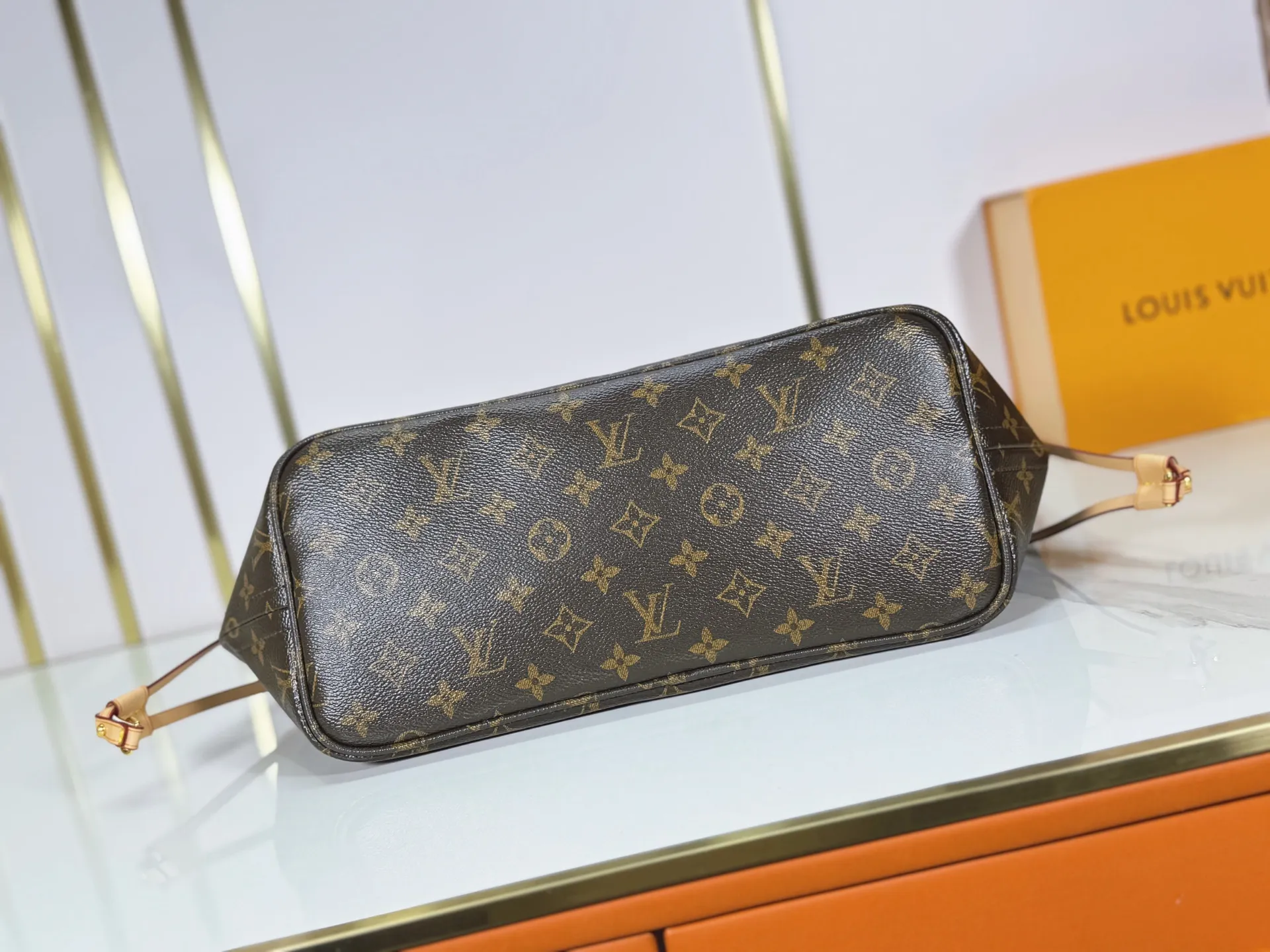 P240 M27787 M27839 New version Upgraded original version This Neverfull medium handbag is drawn from the Louis Vuitton x Takashi Murakami reissue series. It uses colorful Monogram coated canvas to create a delicate configuration, and cleverly reinterprets the brand's classic elements with the smart style of Japanese artist Takashi Murakami. The tote bag has straps on both sides that can be tightened or stretched to create a unique look. The slim handle makes it easy to carry over the shoulder or elbow, and the removable zipper bag can be used as a clutch or pocket.  28 x 14 x 31 cm (height x width x length)