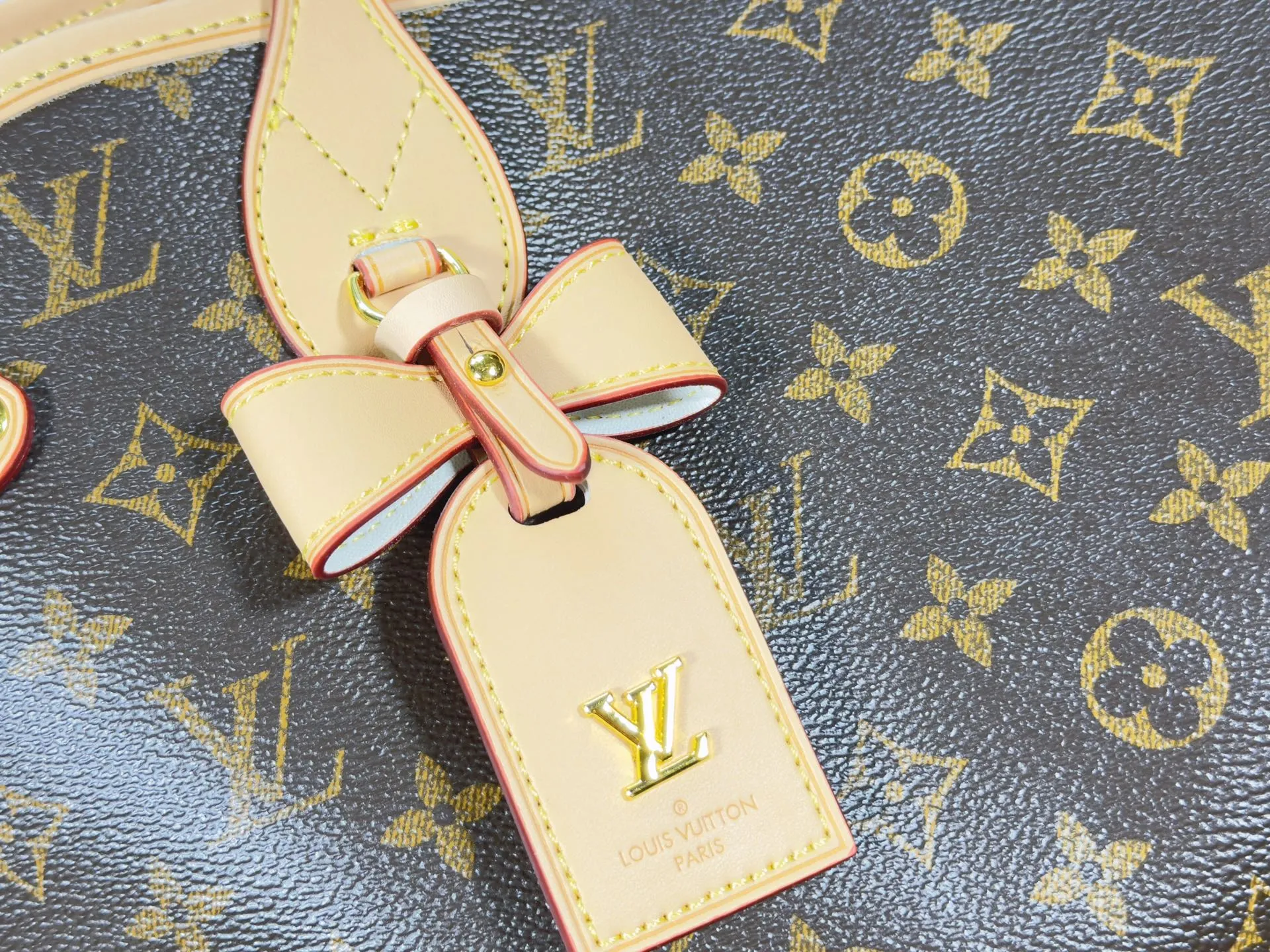P240 M27787 M27839 New version Upgraded original version This Neverfull medium handbag is drawn from the Louis Vuitton x Takashi Murakami reissue series. It uses colorful Monogram coated canvas to create a delicate configuration, and cleverly reinterprets the brand's classic elements with the smart style of Japanese artist Takashi Murakami. The tote bag has straps on both sides that can be tightened or stretched to create a unique look. The slim handle makes it easy to carry over the shoulder or elbow, and the removable zipper bag can be used as a clutch or pocket.  28 x 14 x 31 cm (height x width x length)