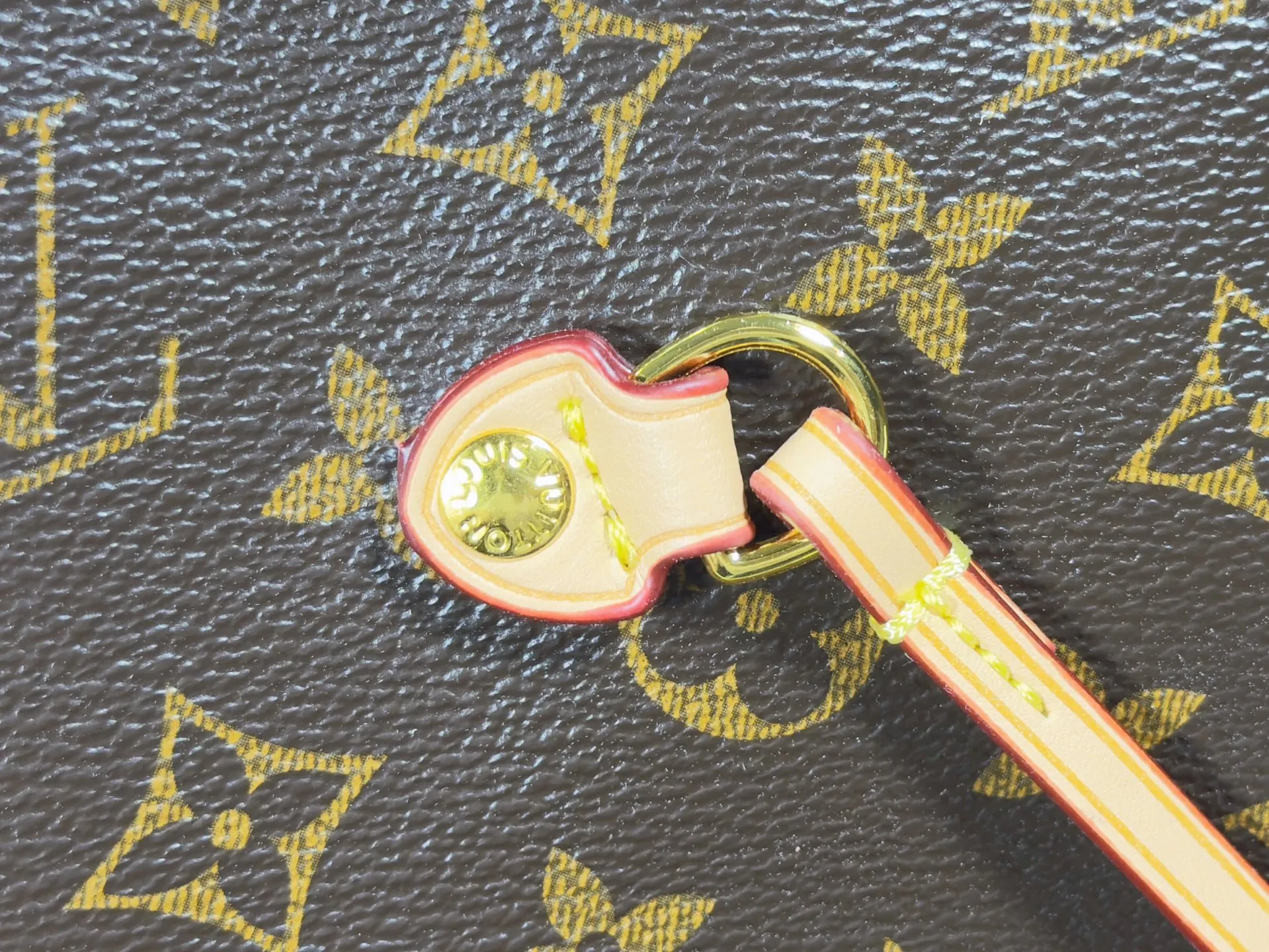 P240 M27787 M27839 New version Upgraded original version This Neverfull medium handbag is drawn from the Louis Vuitton x Takashi Murakami reissue series. It uses colorful Monogram coated canvas to create a delicate configuration, and cleverly reinterprets the brand's classic elements with the smart style of Japanese artist Takashi Murakami. The tote bag has straps on both sides that can be tightened or stretched to create a unique look. The slim handle makes it easy to carry over the shoulder or elbow, and the removable zipper bag can be used as a clutch or pocket.  28 x 14 x 31 cm (height x width x length)