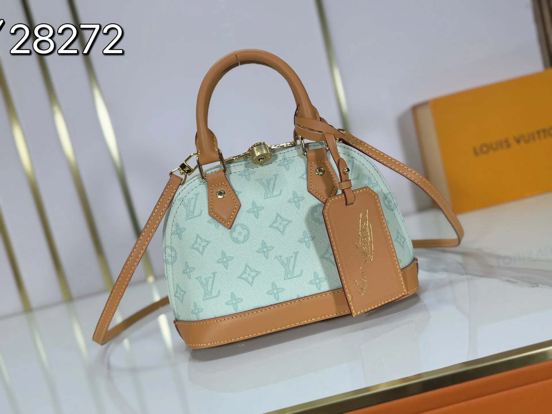 P280 upgraded original M28272 M27526 M28105 M26084 M27812 M28032 M53152 To celebrate the 130th anniversary of the birth of Louis Vuitton’s Monogram pattern, this Alma BB handbag reinterprets classic elements from a retro perspective. Monogram Origine Bleu Courrier patterned canvas evokes archive designs, with smooth calfskin trim and a striped fabric lining. The iconic padlock and Anniversary address plate enrich the details. Dimensions: 23.5 x 17.5 x 11.5 (cm) ((Length x Height x Width)