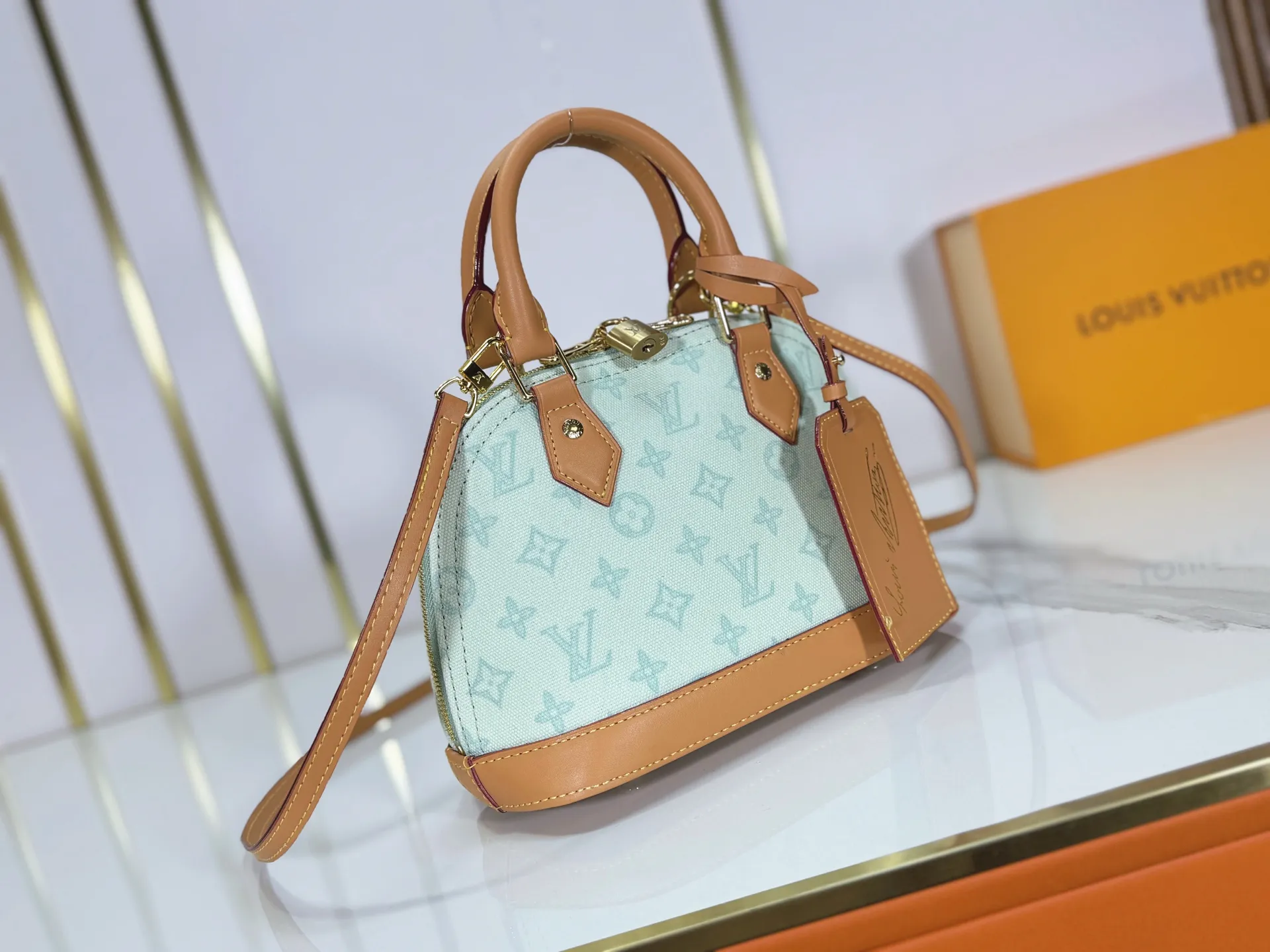 P280 upgraded original M28272 M27526 M28105 M26084 M27812 M28032 M53152 To celebrate the 130th anniversary of the birth of Louis Vuitton’s Monogram pattern, this Alma BB handbag reinterprets classic elements from a retro perspective. Monogram Origine Bleu Courrier patterned canvas evokes archive designs, with smooth calfskin trim and a striped fabric lining. The iconic padlock and Anniversary address plate enrich the details. Dimensions: 23.5 x 17.5 x 11.5 (cm) ((Length x Height x Width)