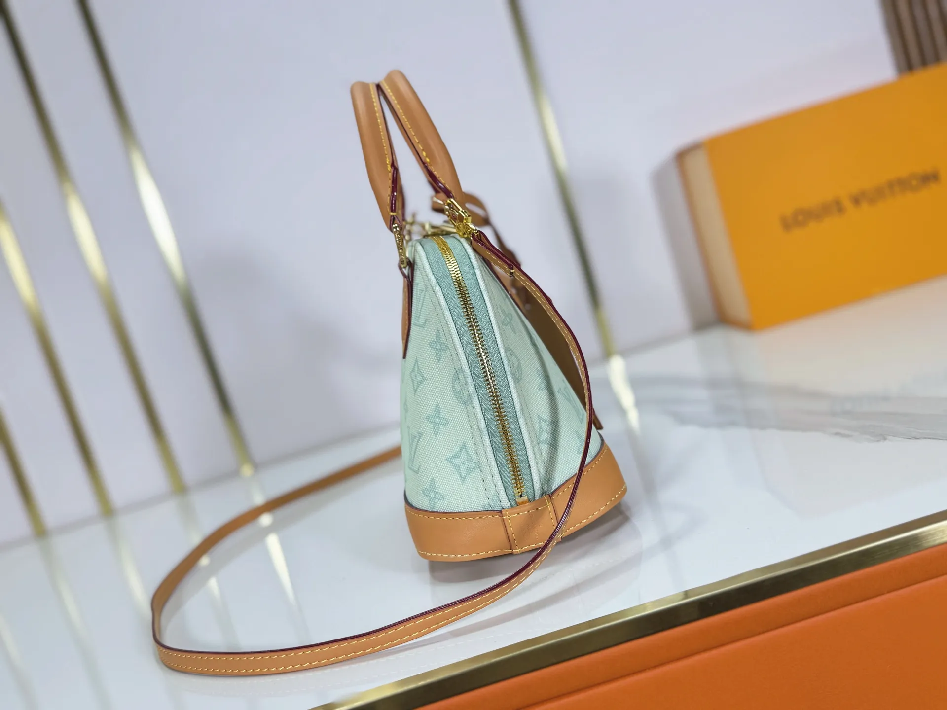 P280 upgraded original M28272 M27526 M28105 M26084 M27812 M28032 M53152 To celebrate the 130th anniversary of the birth of Louis Vuitton’s Monogram pattern, this Alma BB handbag reinterprets classic elements from a retro perspective. Monogram Origine Bleu Courrier patterned canvas evokes archive designs, with smooth calfskin trim and a striped fabric lining. The iconic padlock and Anniversary address plate enrich the details. Dimensions: 23.5 x 17.5 x 11.5 (cm) ((Length x Height x Width)
