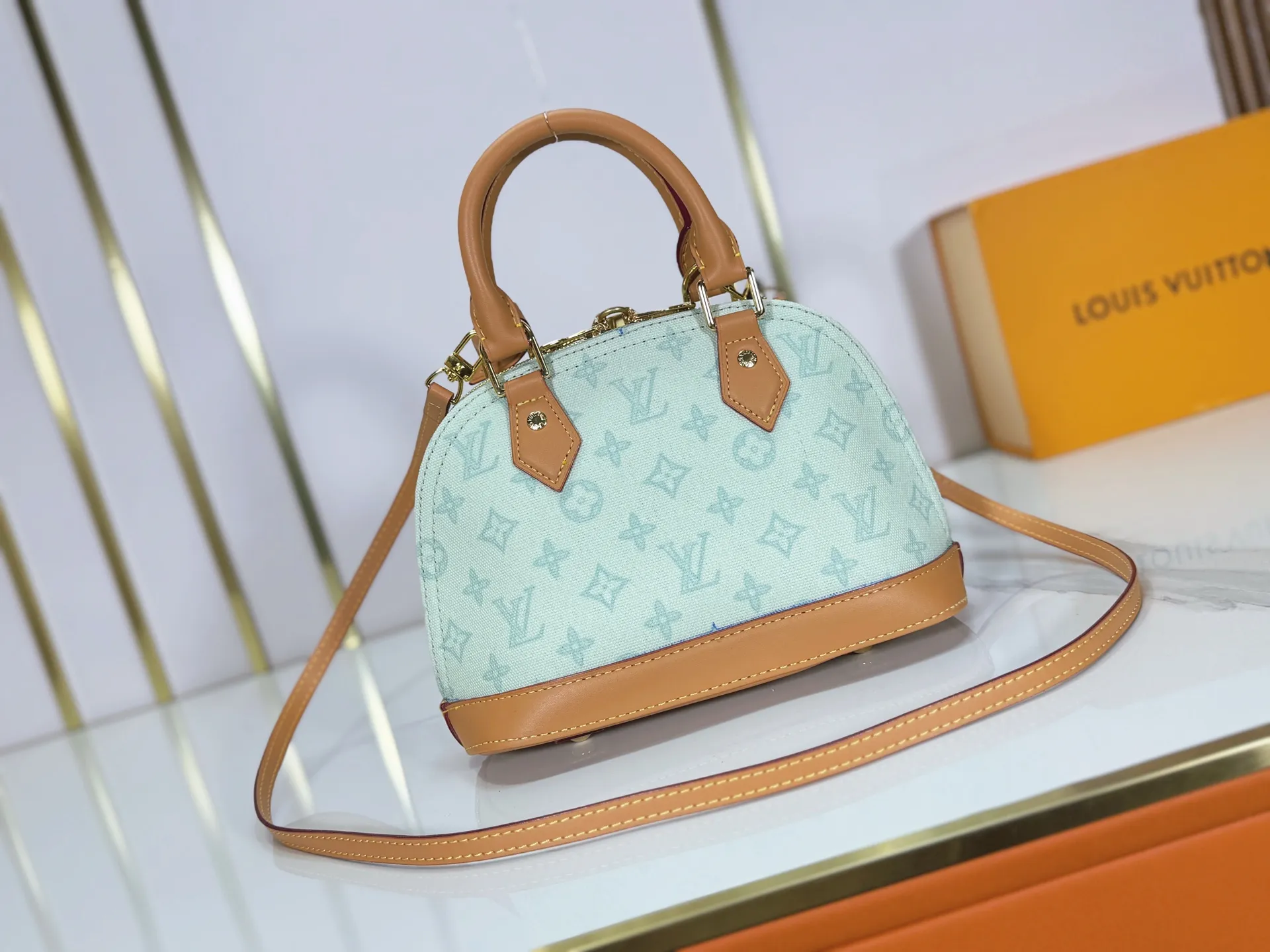 P280 upgraded original M28272 M27526 M28105 M26084 M27812 M28032 M53152 To celebrate the 130th anniversary of the birth of Louis Vuitton’s Monogram pattern, this Alma BB handbag reinterprets classic elements from a retro perspective. Monogram Origine Bleu Courrier patterned canvas evokes archive designs, with smooth calfskin trim and a striped fabric lining. The iconic padlock and Anniversary address plate enrich the details. Dimensions: 23.5 x 17.5 x 11.5 (cm) ((Length x Height x Width)