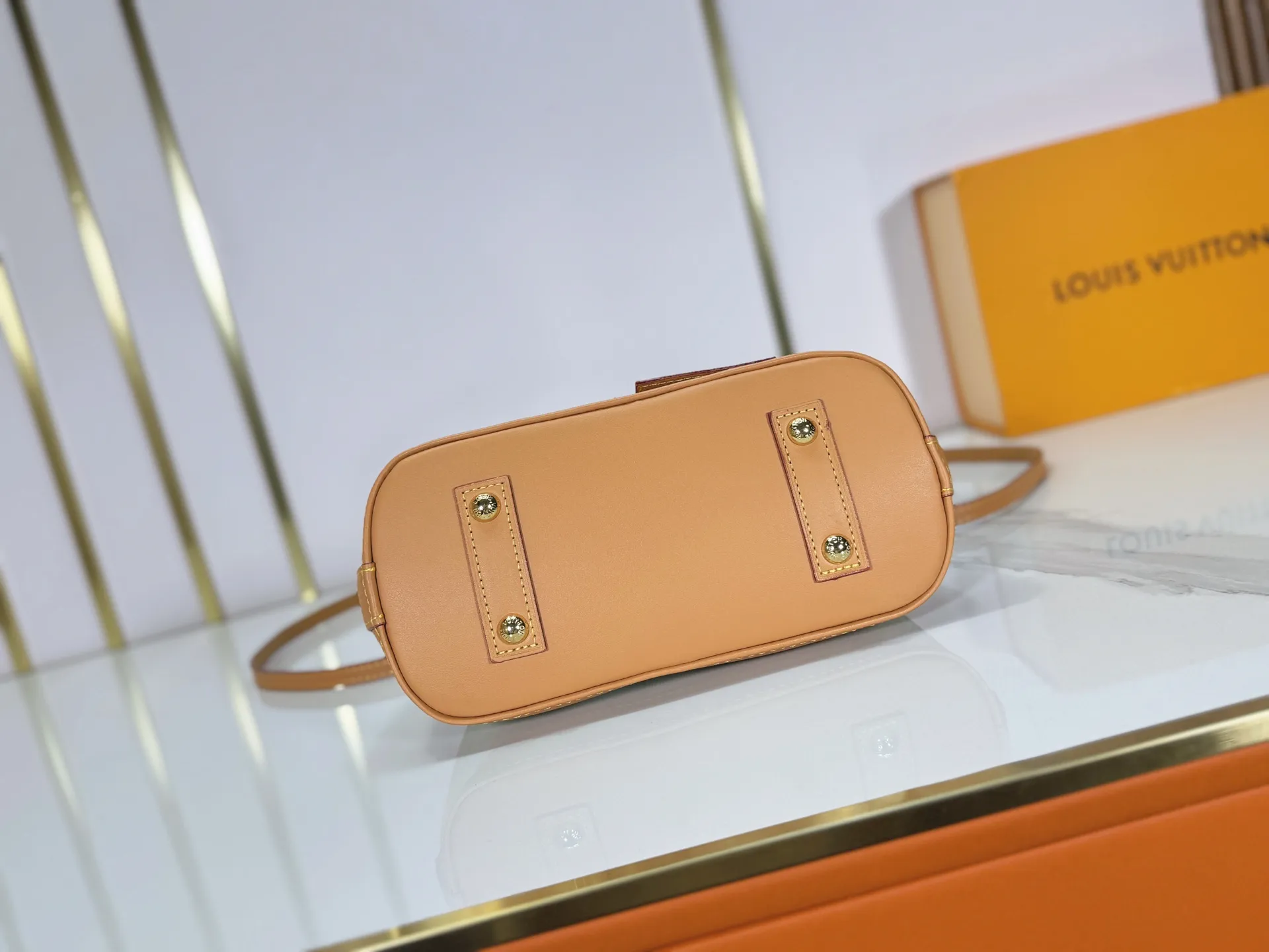 P280 upgraded original M28272 M27526 M28105 M26084 M27812 M28032 M53152 To celebrate the 130th anniversary of the birth of Louis Vuitton’s Monogram pattern, this Alma BB handbag reinterprets classic elements from a retro perspective. Monogram Origine Bleu Courrier patterned canvas evokes archive designs, with smooth calfskin trim and a striped fabric lining. The iconic padlock and Anniversary address plate enrich the details. Dimensions: 23.5 x 17.5 x 11.5 (cm) ((Length x Height x Width)