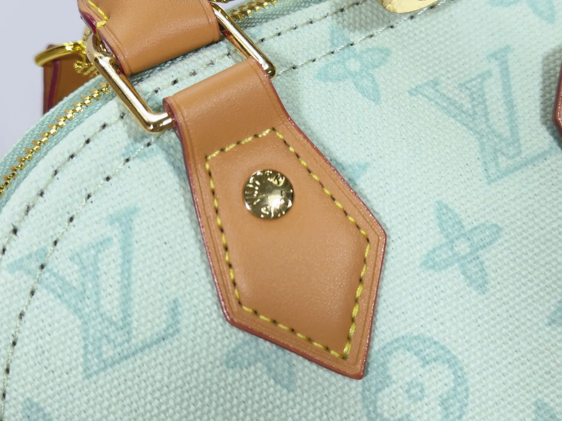 P280 upgraded original M28272 M27526 M28105 M26084 M27812 M28032 M53152 To celebrate the 130th anniversary of the birth of Louis Vuitton’s Monogram pattern, this Alma BB handbag reinterprets classic elements from a retro perspective. Monogram Origine Bleu Courrier patterned canvas evokes archive designs, with smooth calfskin trim and a striped fabric lining. The iconic padlock and Anniversary address plate enrich the details. Dimensions: 23.5 x 17.5 x 11.5 (cm) ((Length x Height x Width)