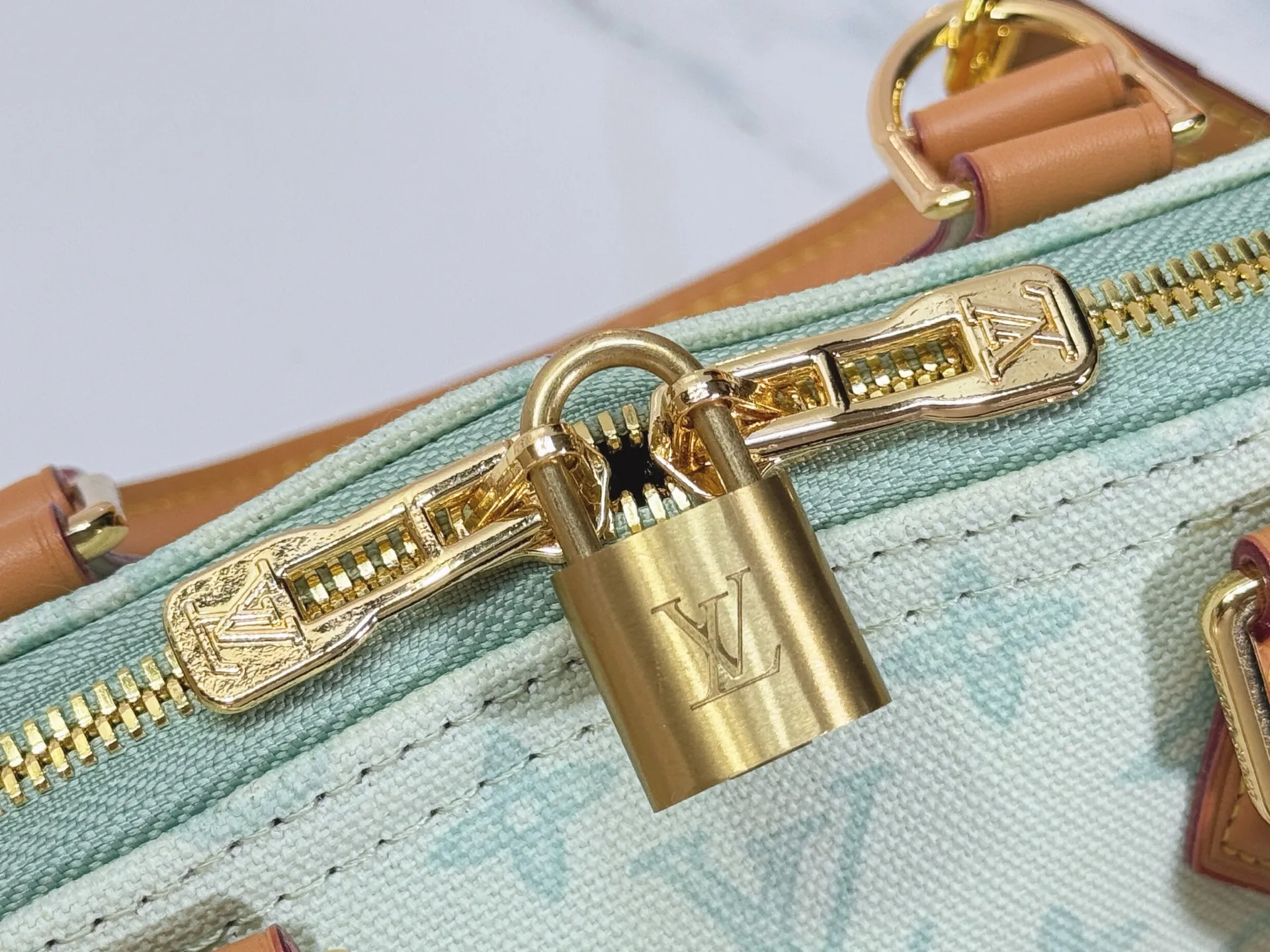 P280 upgraded original M28272 M27526 M28105 M26084 M27812 M28032 M53152 To celebrate the 130th anniversary of the birth of Louis Vuitton’s Monogram pattern, this Alma BB handbag reinterprets classic elements from a retro perspective. Monogram Origine Bleu Courrier patterned canvas evokes archive designs, with smooth calfskin trim and a striped fabric lining. The iconic padlock and Anniversary address plate enrich the details. Dimensions: 23.5 x 17.5 x 11.5 (cm) ((Length x Height x Width)