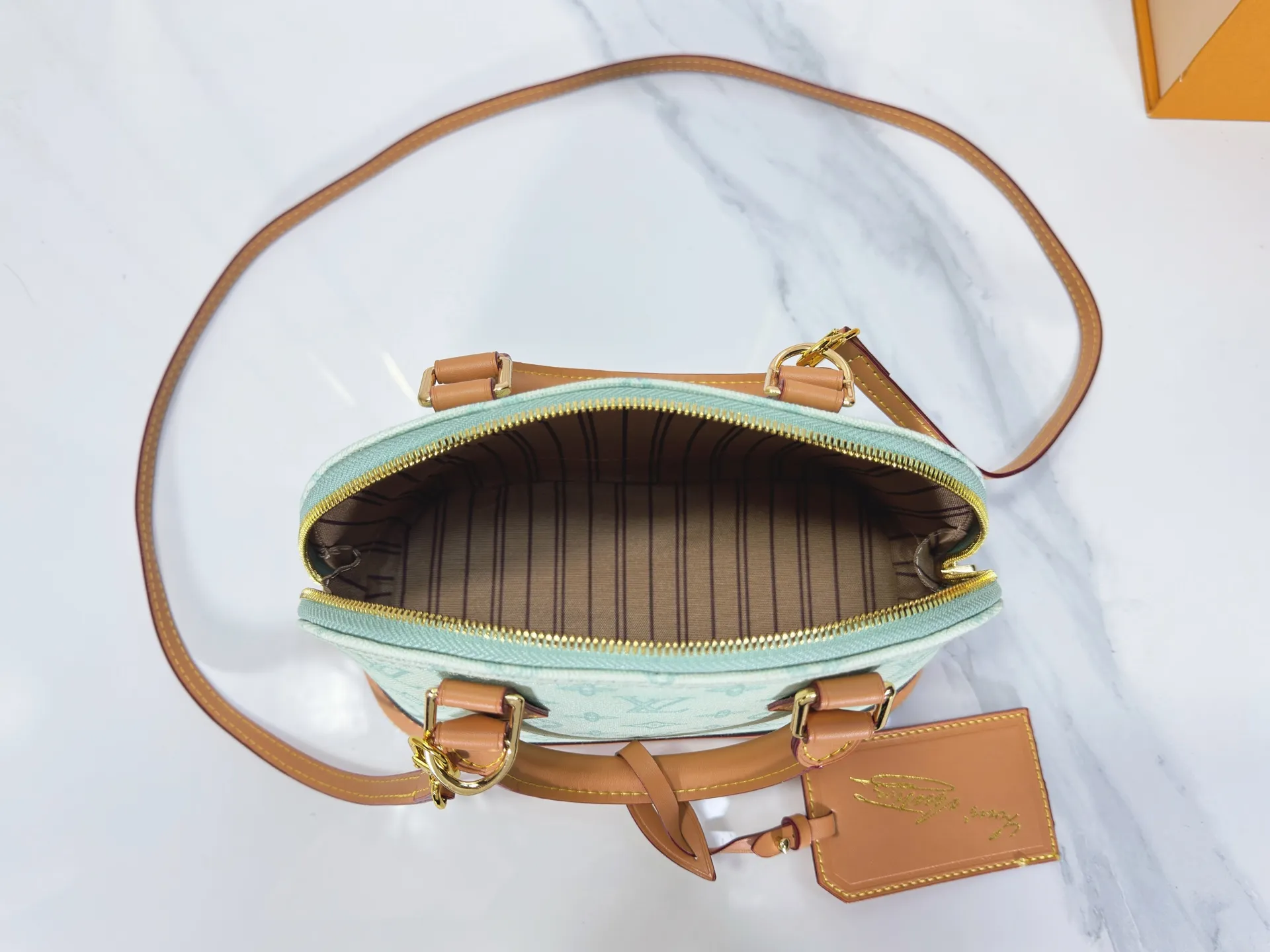 P280 upgraded original M28272 M27526 M28105 M26084 M27812 M28032 M53152 To celebrate the 130th anniversary of the birth of Louis Vuitton’s Monogram pattern, this Alma BB handbag reinterprets classic elements from a retro perspective. Monogram Origine Bleu Courrier patterned canvas evokes archive designs, with smooth calfskin trim and a striped fabric lining. The iconic padlock and Anniversary address plate enrich the details. Dimensions: 23.5 x 17.5 x 11.5 (cm) ((Length x Height x Width)